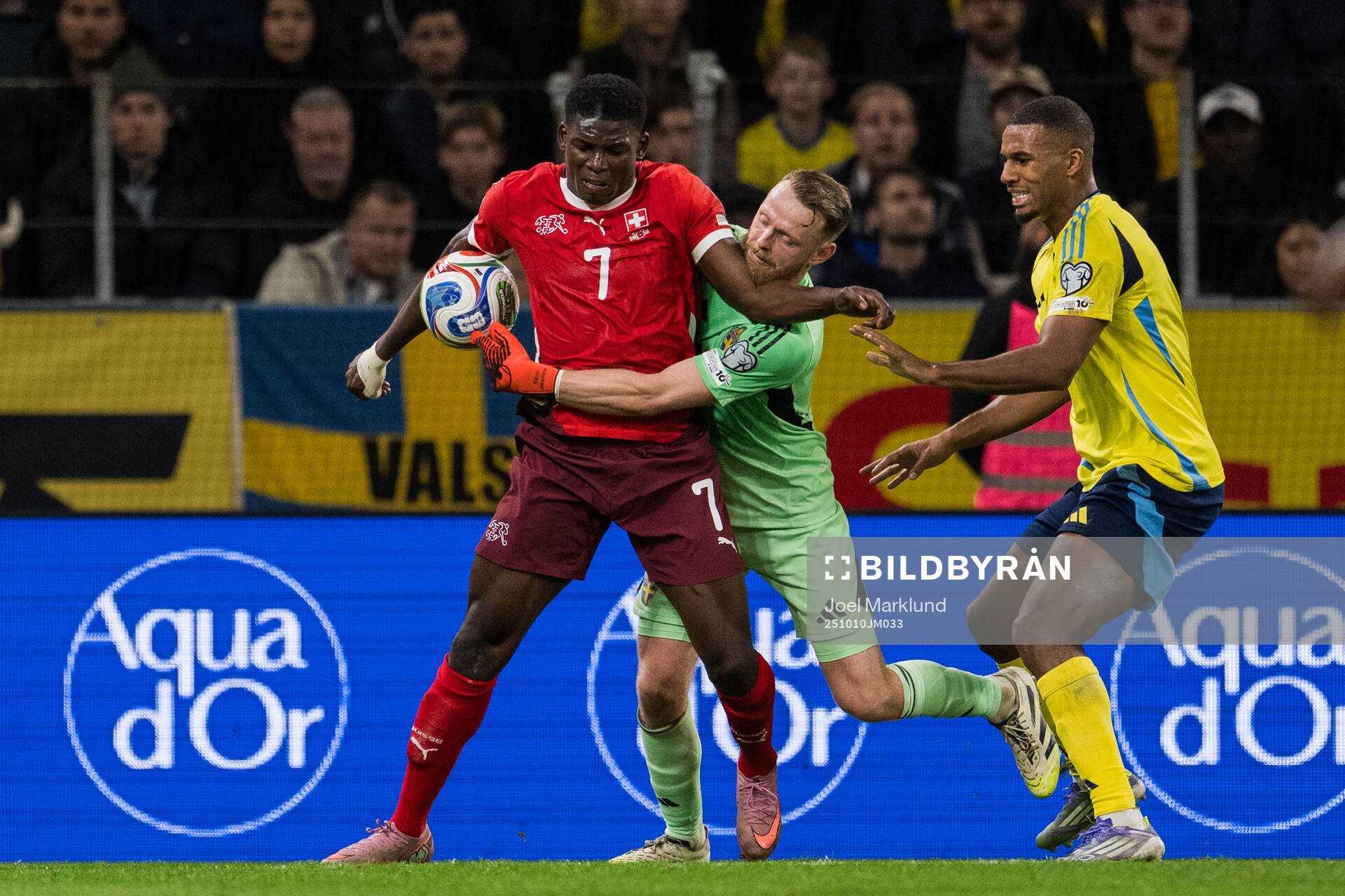 Breel Embolo of Switzerland, goalkeeper Viktor Johansson
