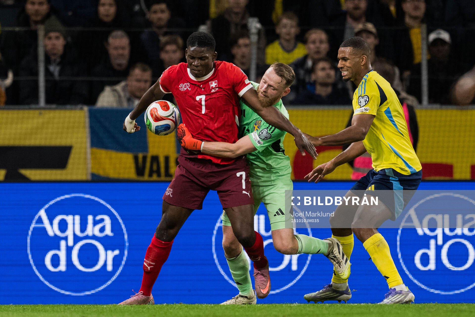 Breel Embolo of Switzerland, goalkeeper Viktor Johansson