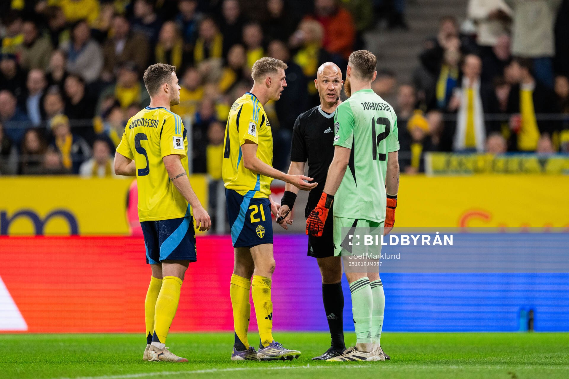 Referee Anthony Taylor, Gabriel Gudmundsson, Alexander