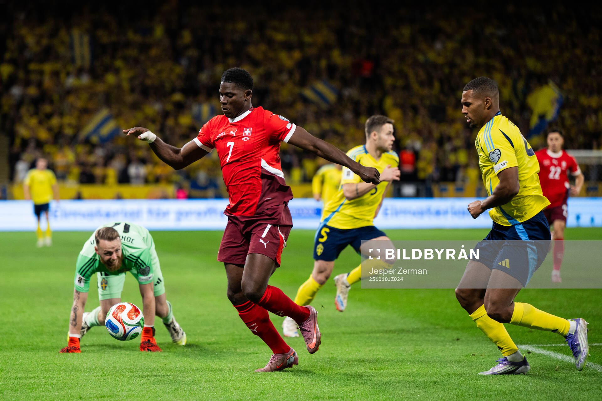 Breel Embolo of Switzerland, goalkeeper Viktor Johansson