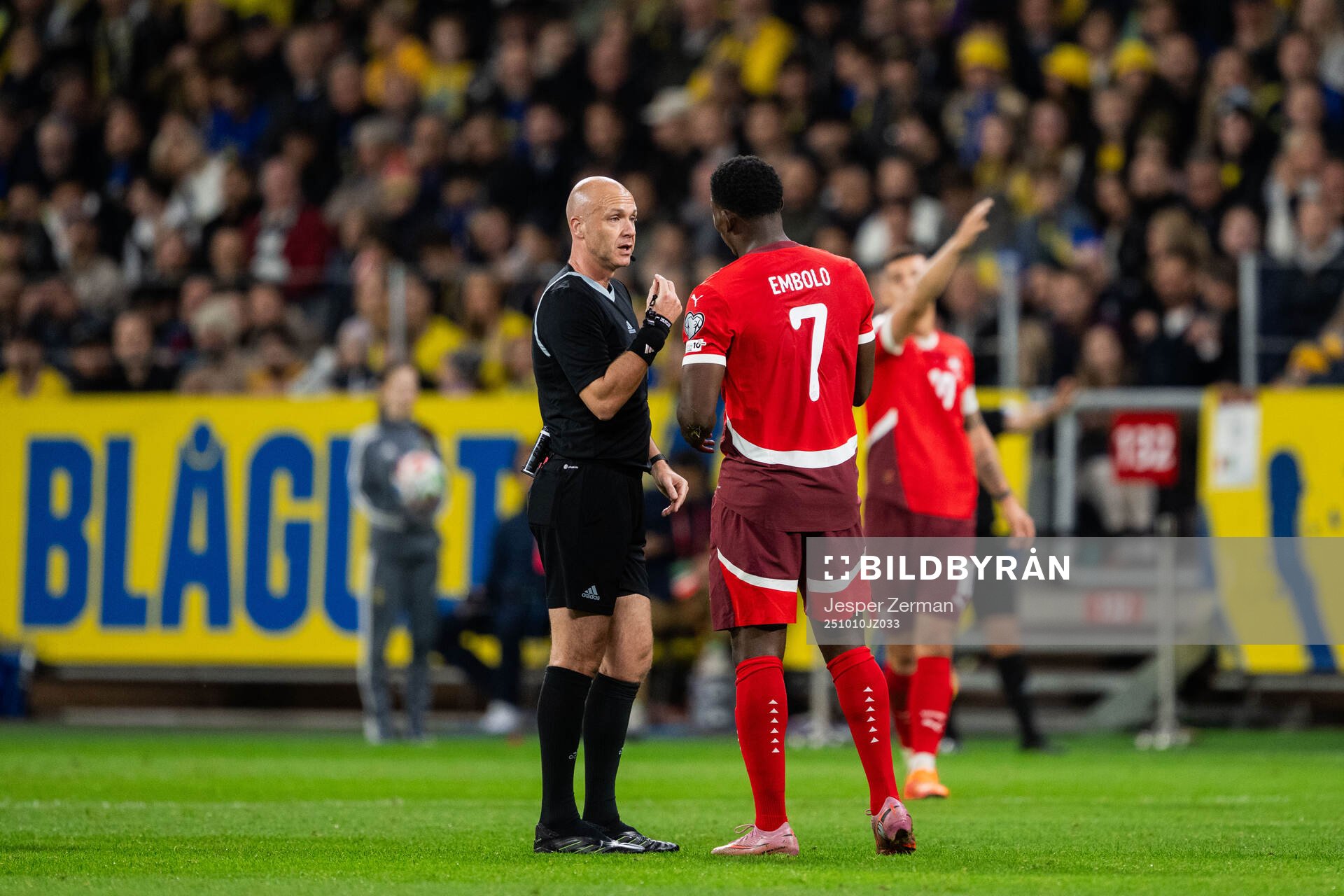 Referee Anthony Taylor and Breel Embolo of Switzerland