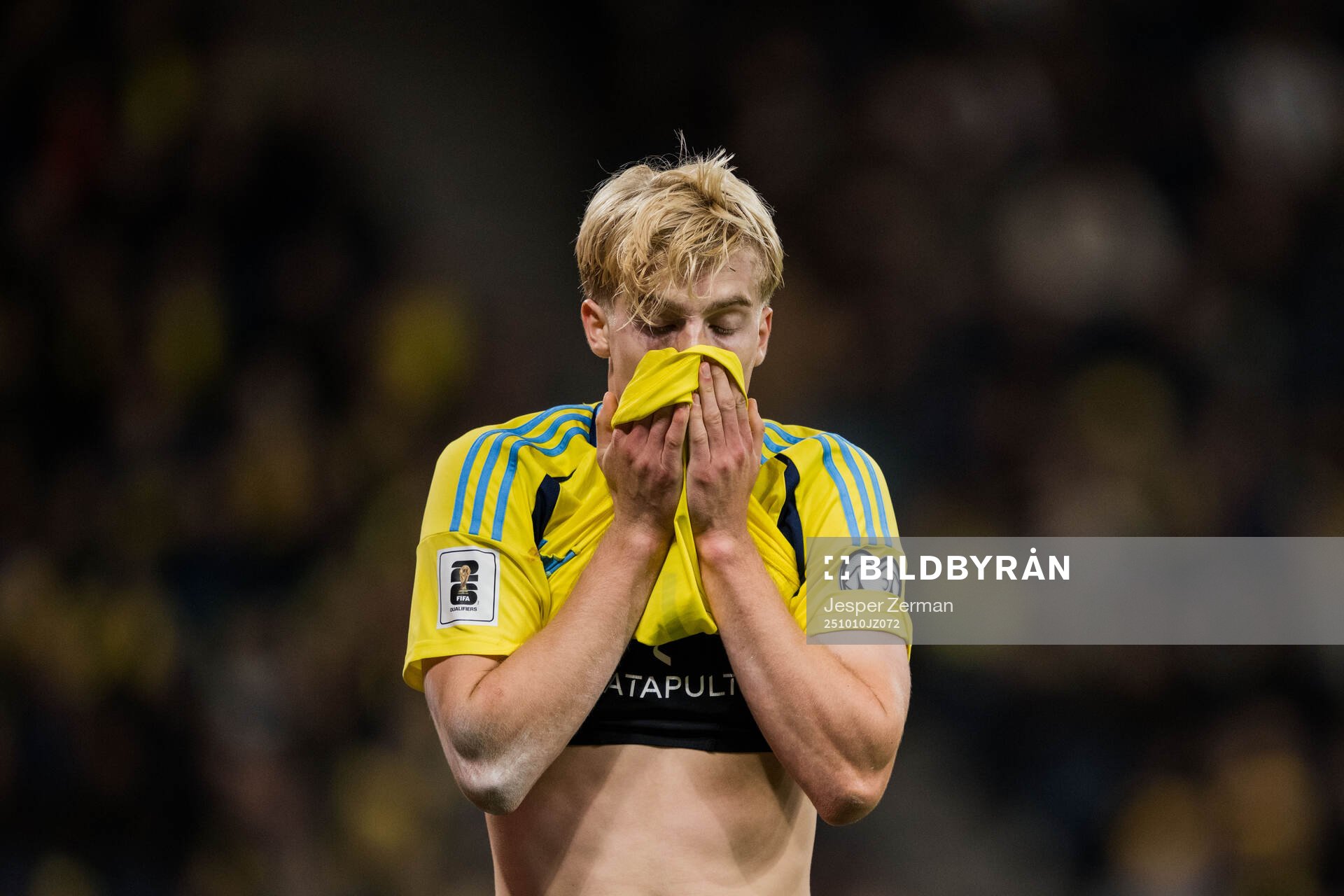 Lucas Bergvall of Sweden looks dejected