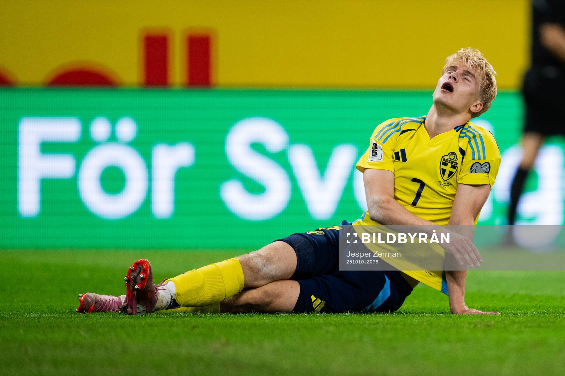 Lucas Bergvall of Sweden looks dejected