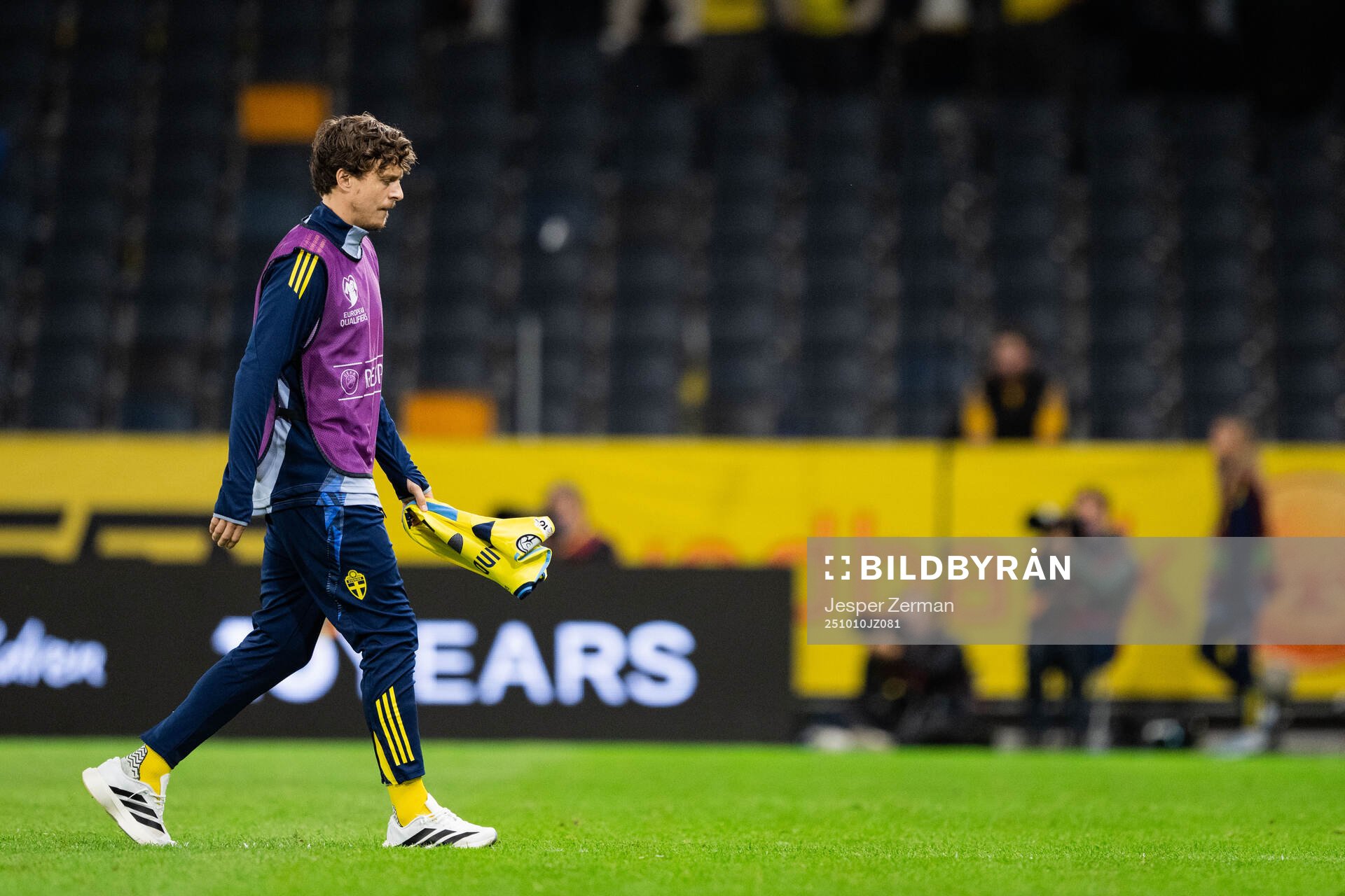 Victor Nilsson Lindelöf of Sweden looks dejected