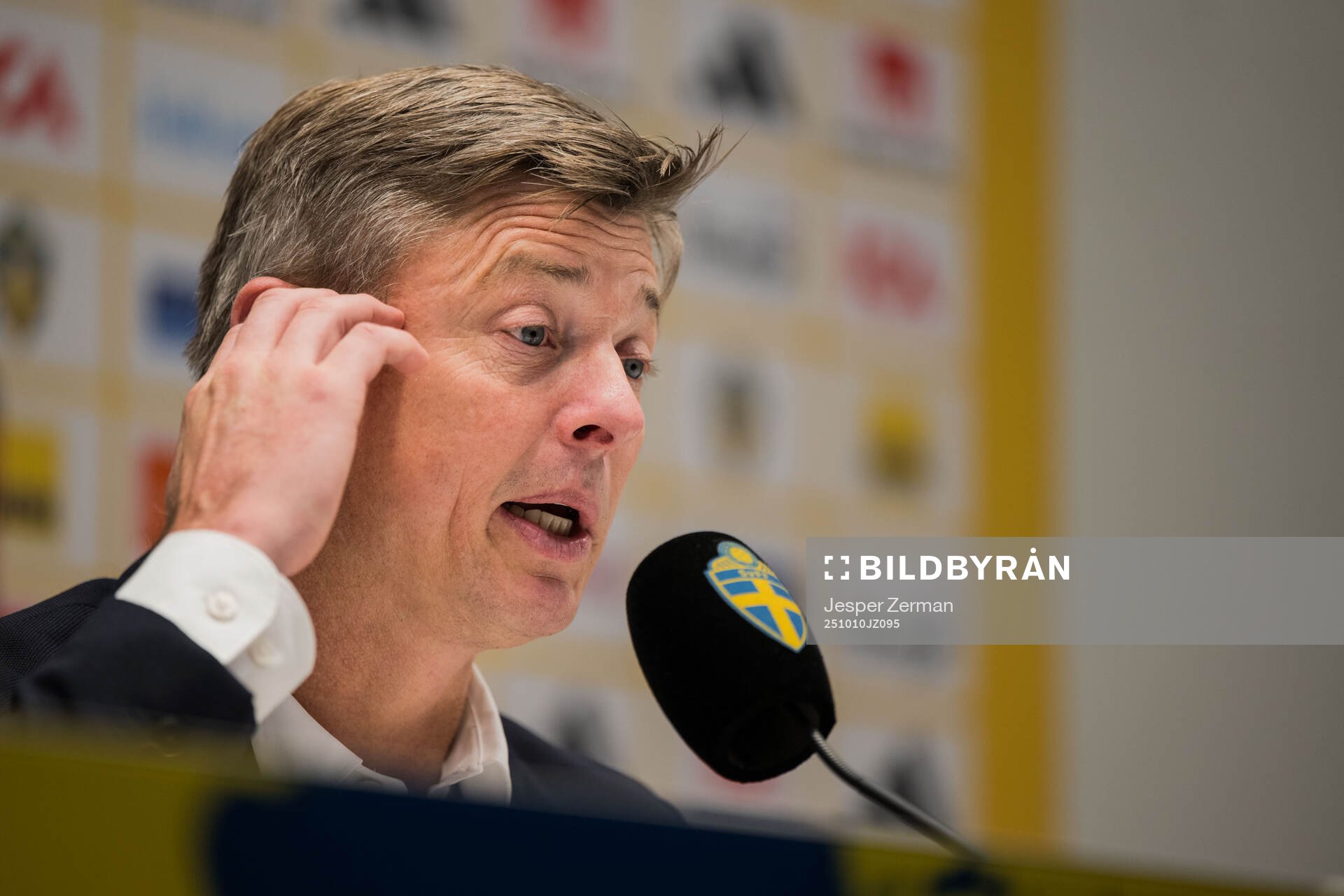 Head coach Jon Dahl Tomasson of Sweden