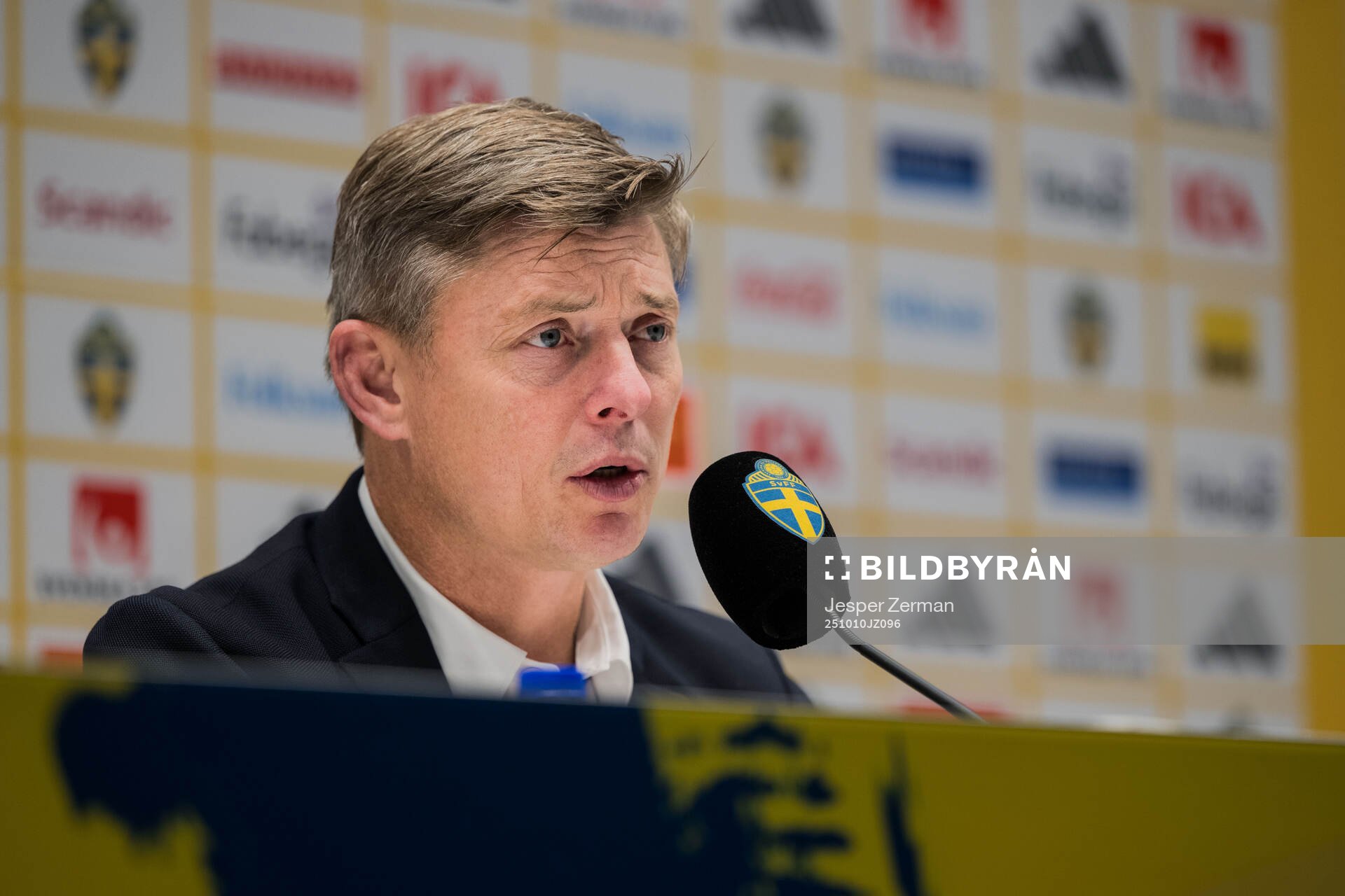 Head coach Jon Dahl Tomasson of Sweden