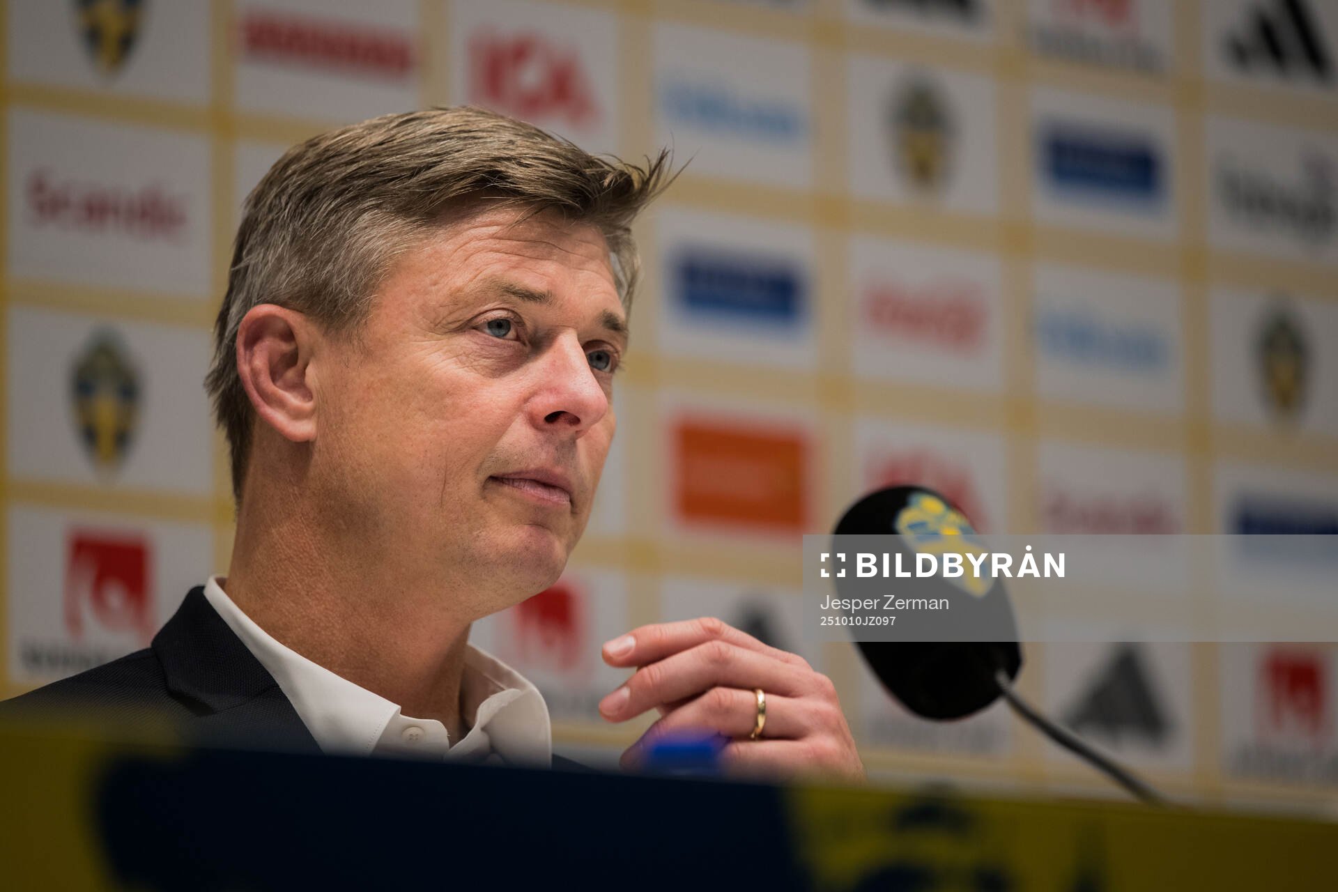 Head coach Jon Dahl Tomasson of Sweden