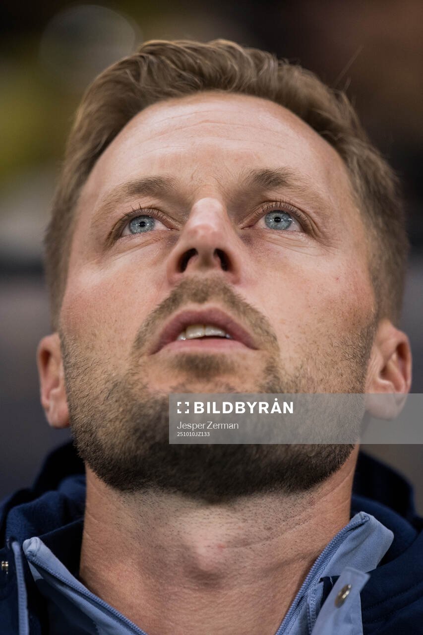 Assistant coach Sebastian Larsson
