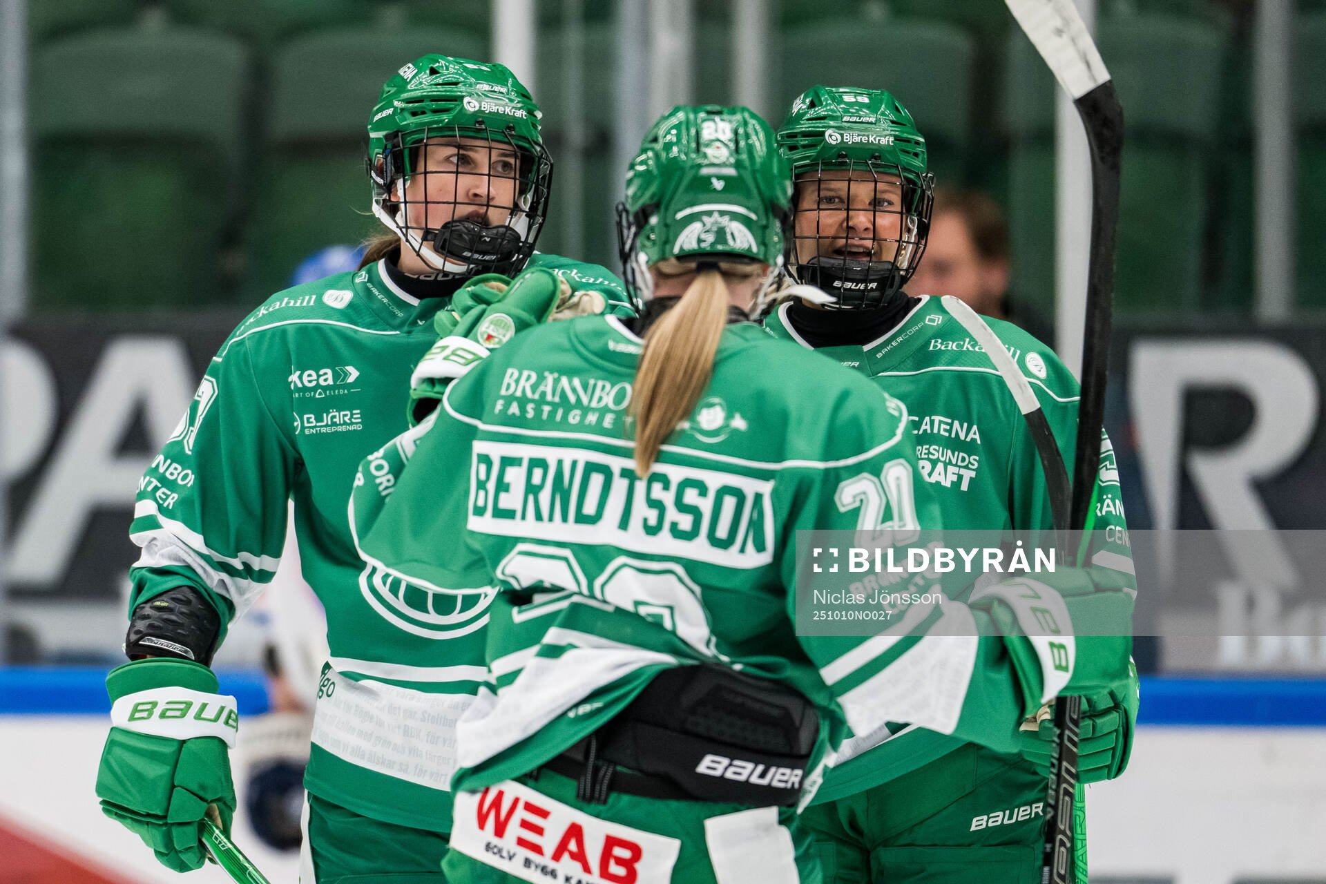 Rögles Johanna Kellander och Johanna Eldebäck jublar