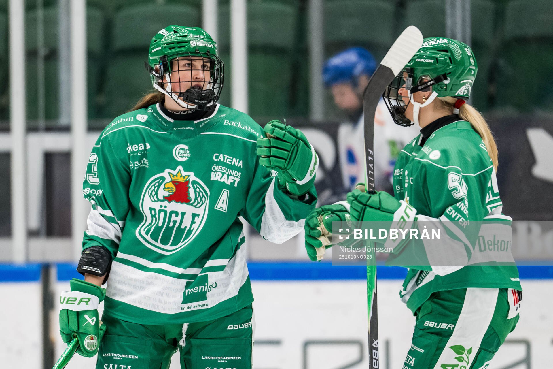 Rögles Johanna Kellander och Johanna Eldebäck jublar