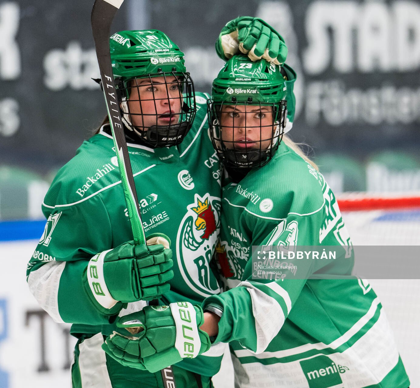 Rögles Sara Boucher och Cassidy Maplethorpe jublar