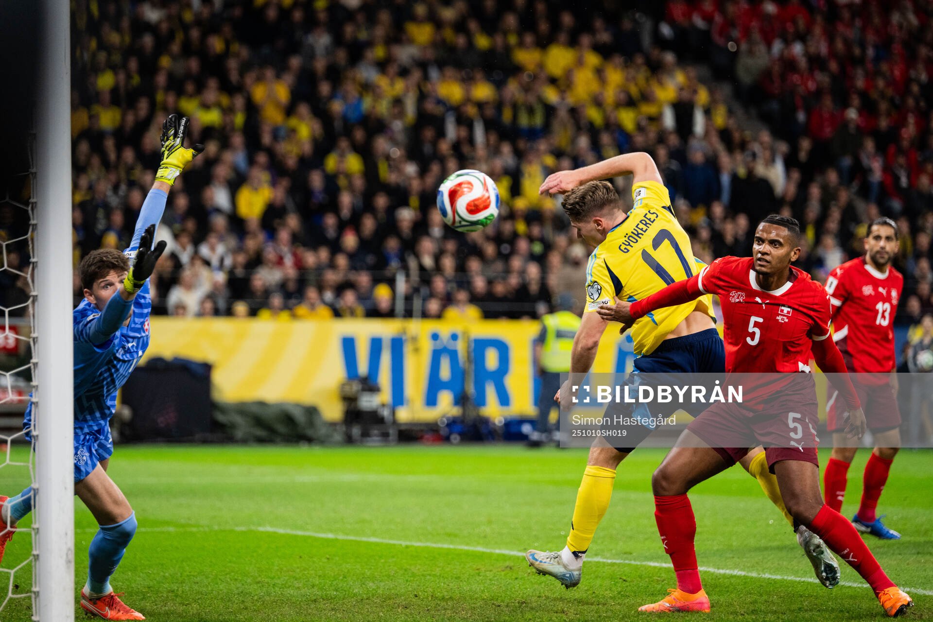 Viktor Gyökeres of Sweden and Manuel Akanji of Switzerland