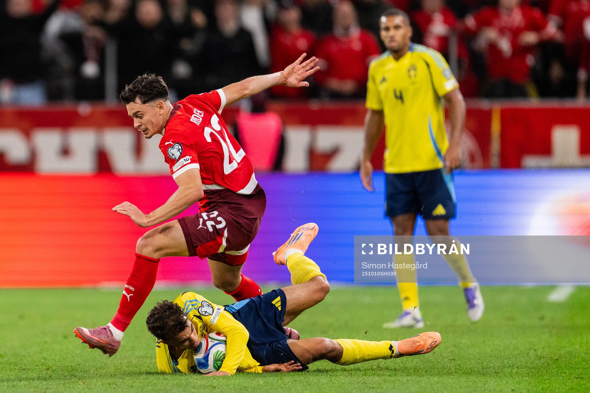 Fabian Rieder of Switzerland and Yasin Ayari of Sweden