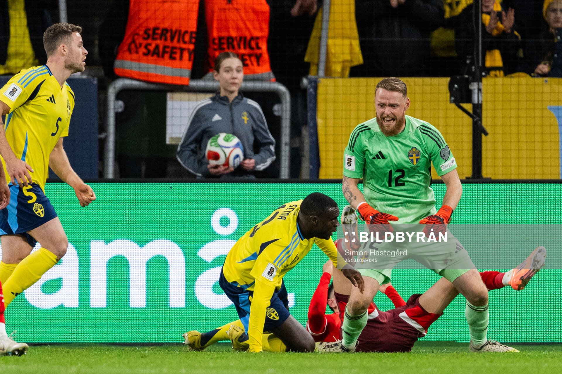 Carl Starfelt and goalkeeper Viktor Johansson of Sweden