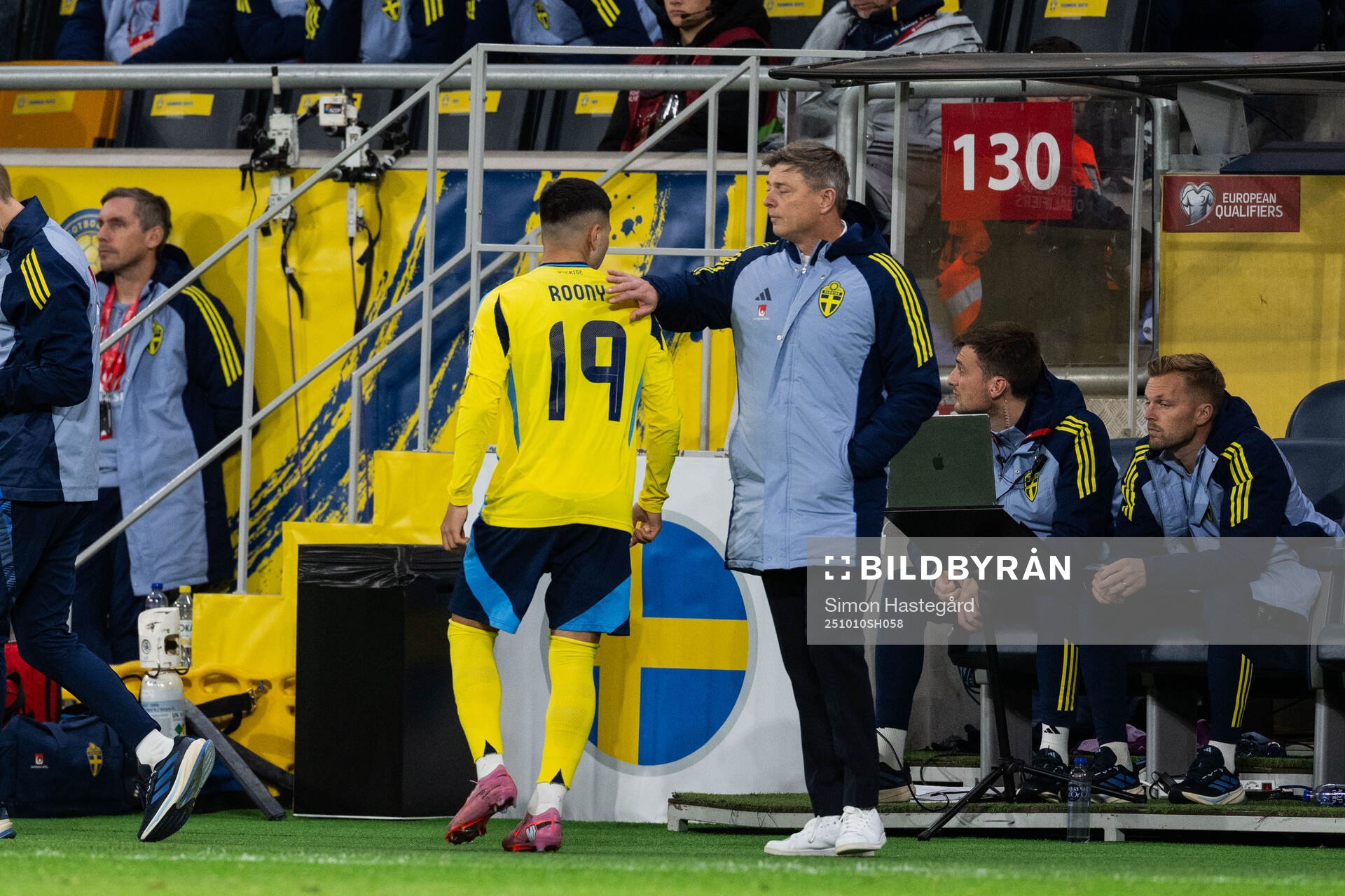 Roony Bardghji and head coach Jon Dahl Tomasson of Sweden