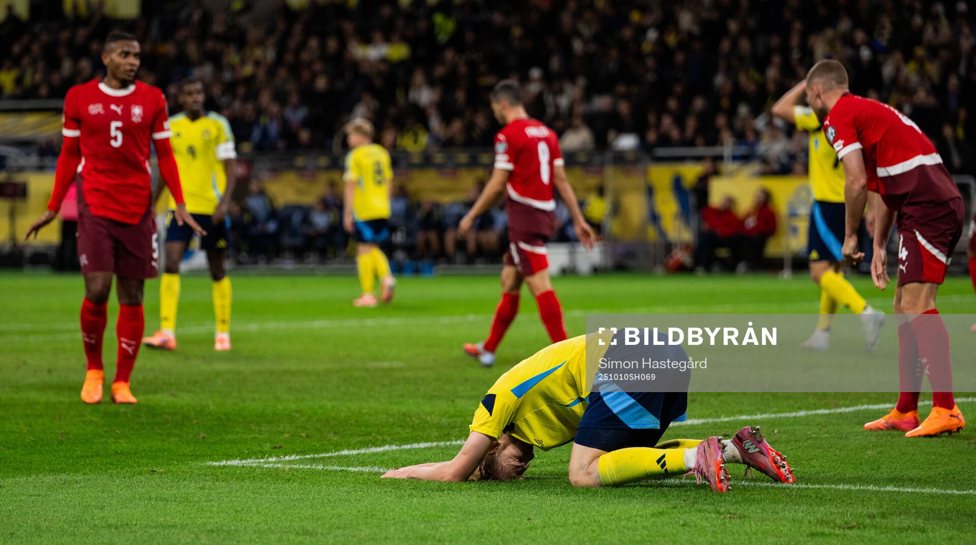 Lucas Bergvall of Sweden looks dejected