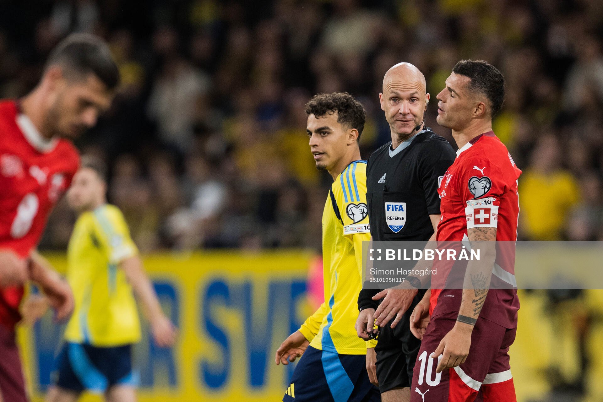 Yasin Ayari of Sweden, Referee Anthony Taylor and Granit