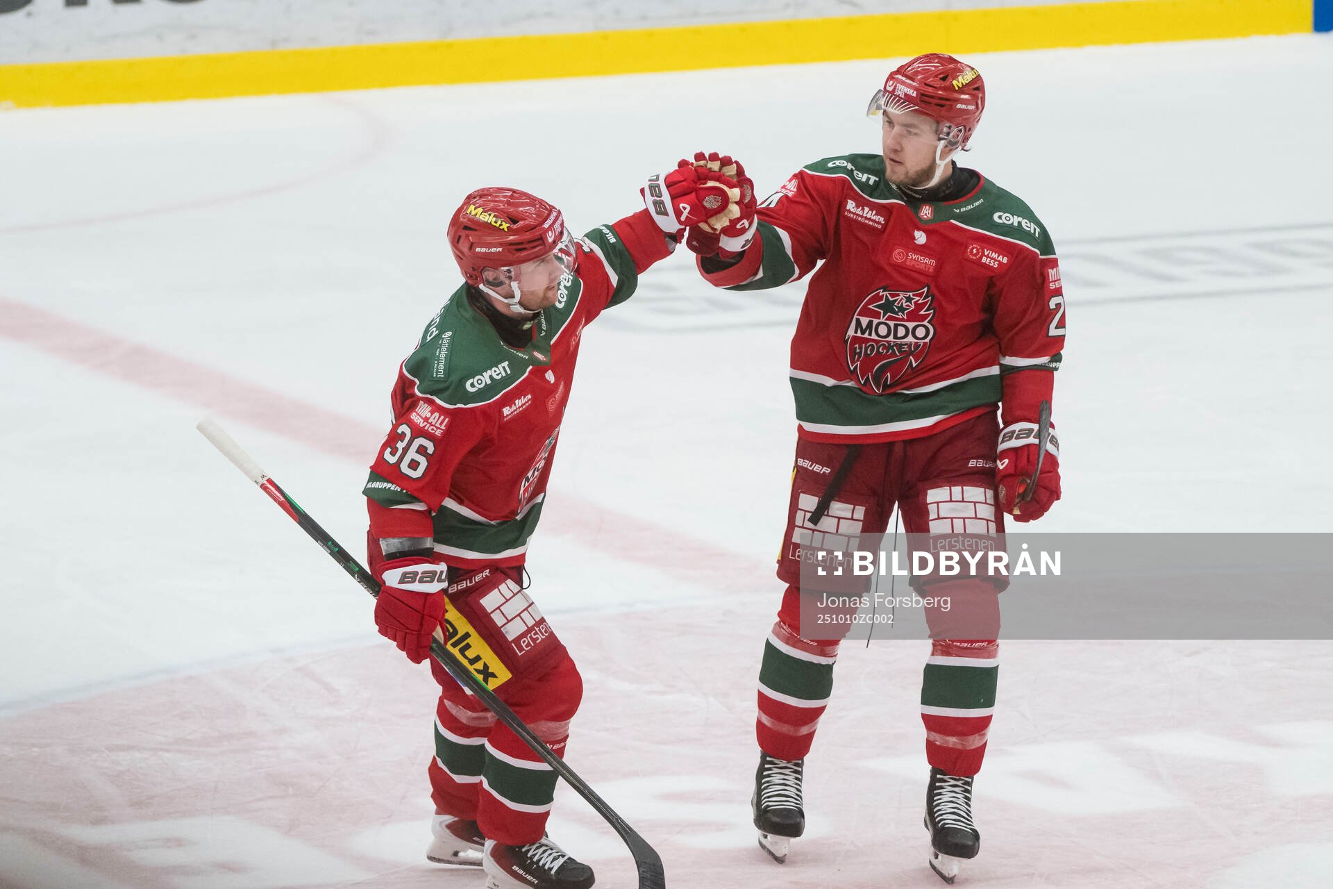 Modos Sebastian Ohlsson och Kyle Topping jublar efter3-1