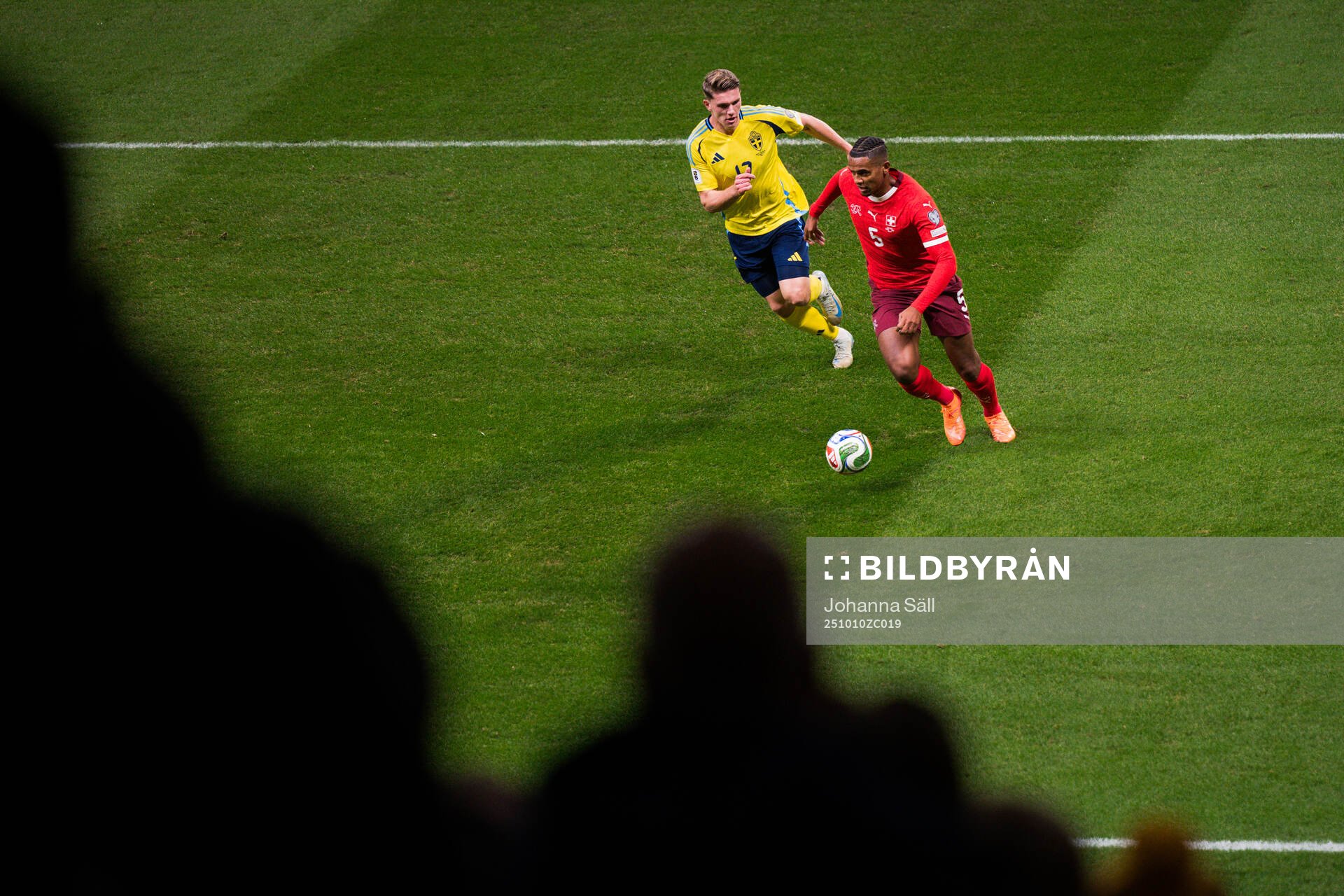 Viktor Gyökeres of Sweden and Manuel Akanji of Switzerland