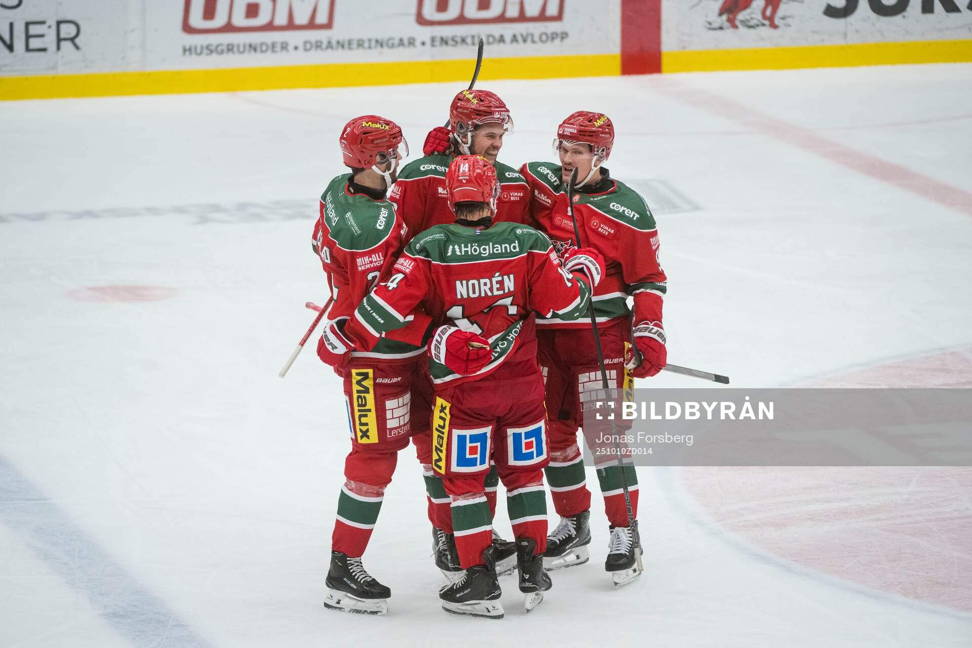 Modos Måns Carlsson jublar med lagkamraterna