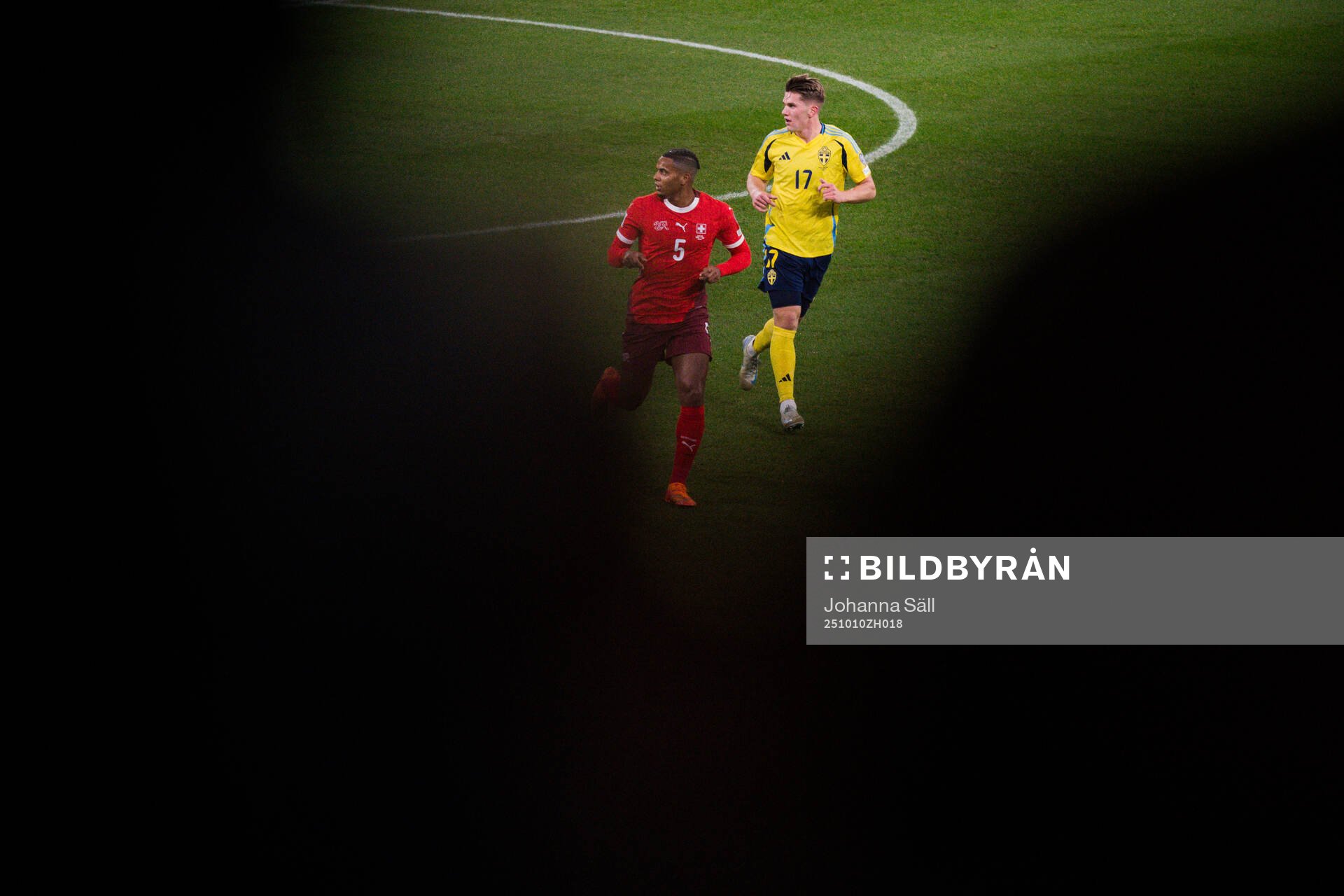 Manuel Akanji of Switzerland and Viktor Gyökeres of Sweden