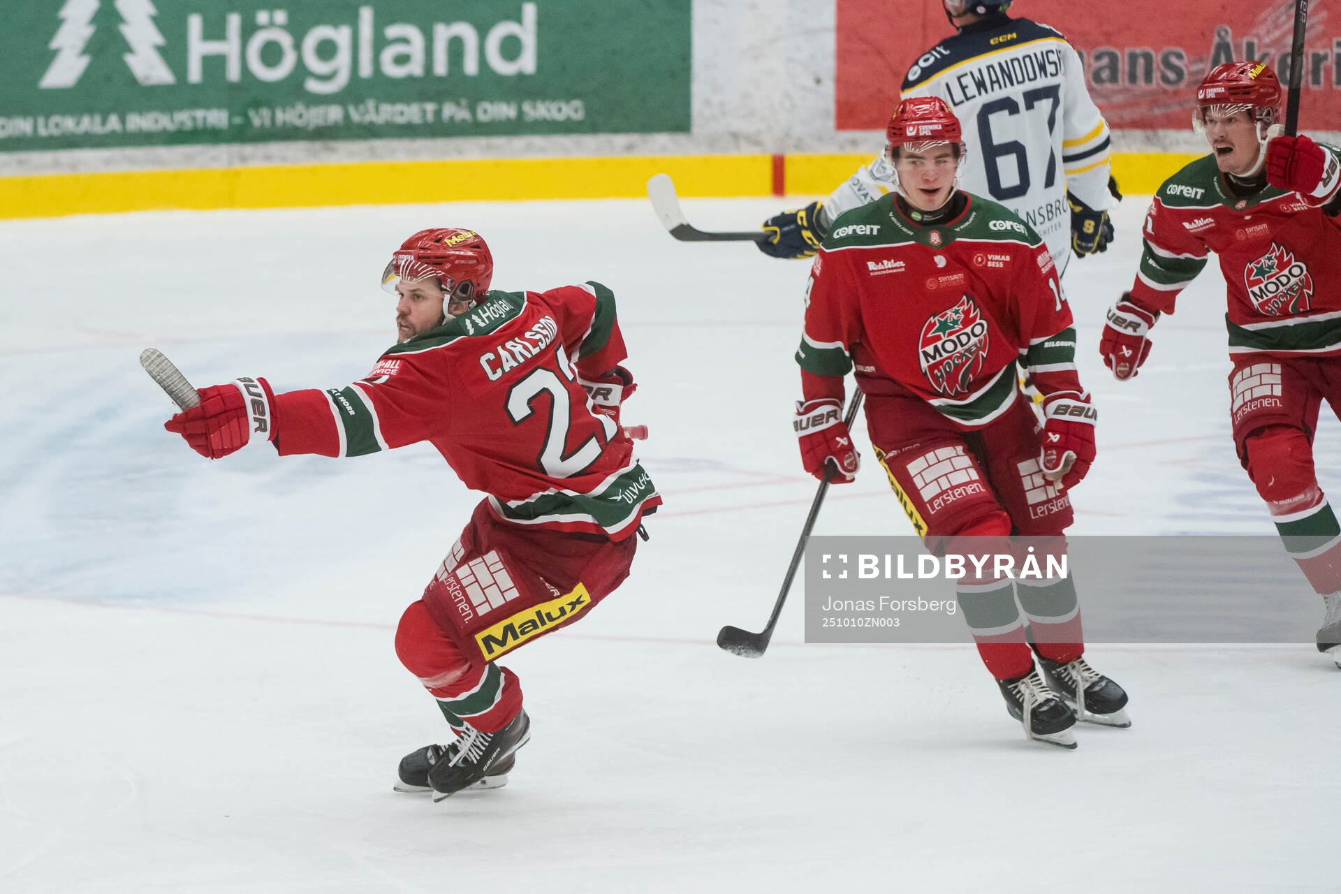Modos Måns Carlsson jublar