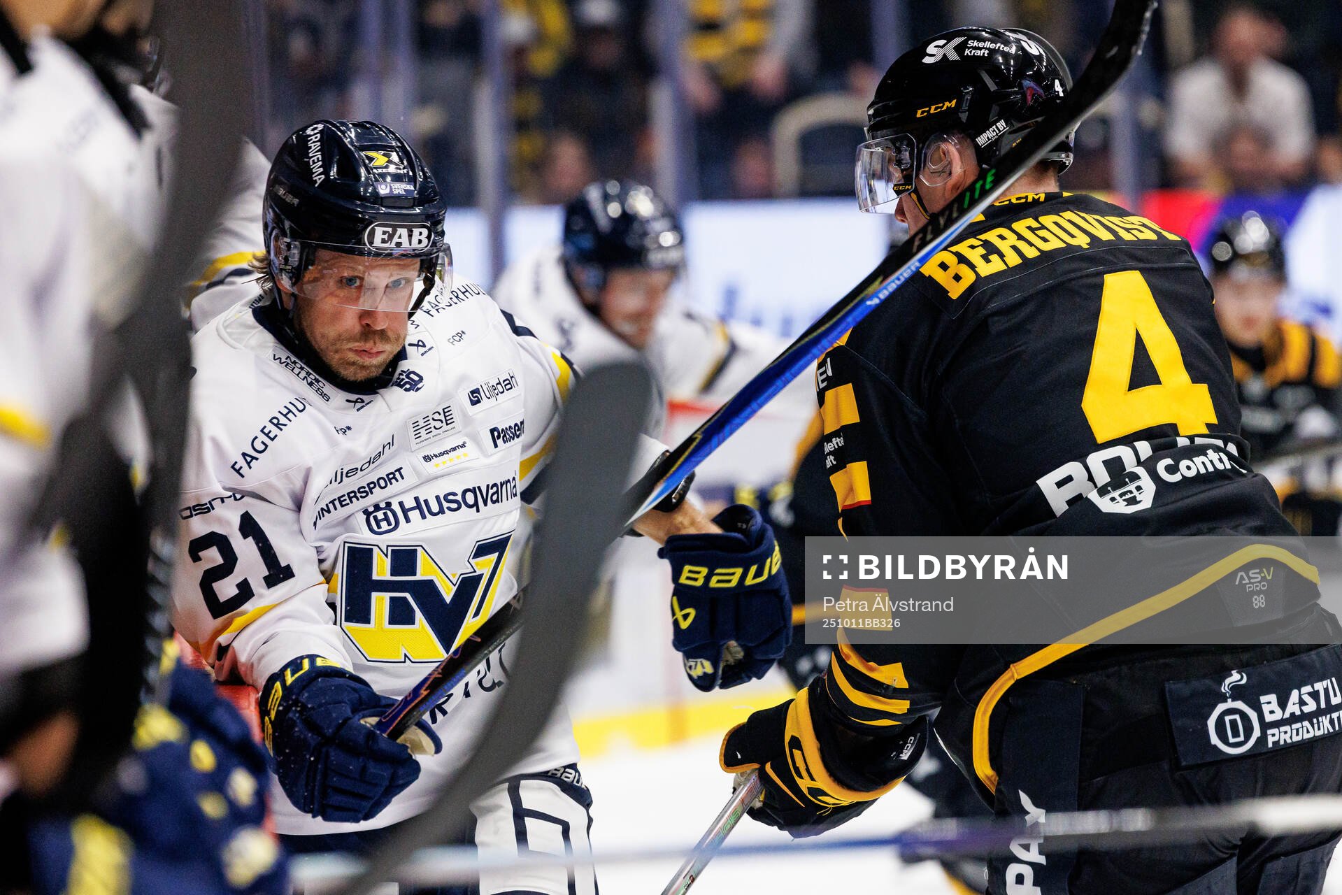 HV71s Mattias Tedenby och Skellefteås Rasmus Bergqvist