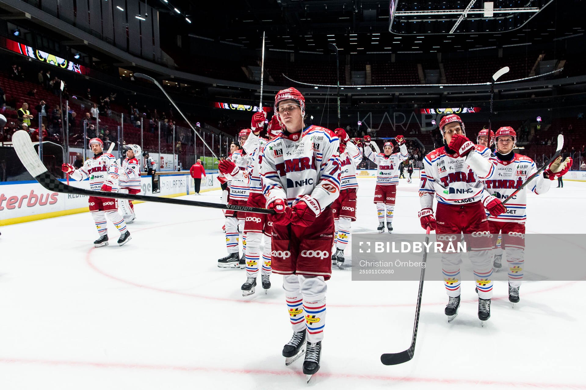 Timrås Erik Walli Walterholm och spelare jublar