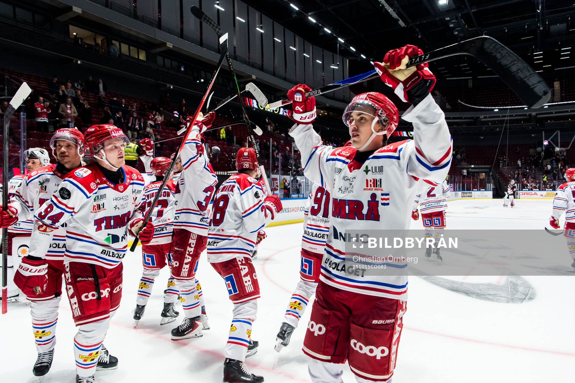 Timrås Linus Eriksson och spelare jublar