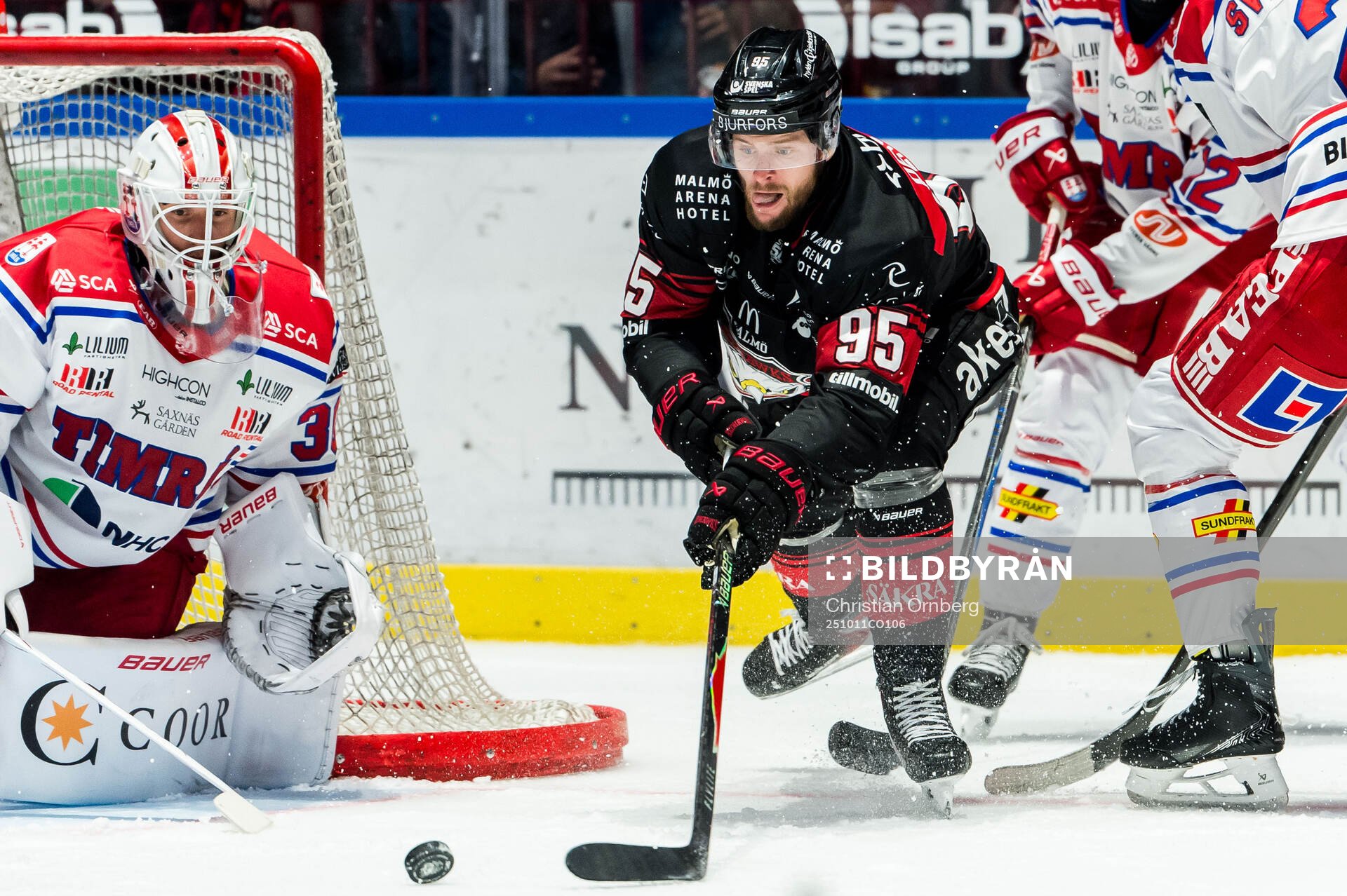 Malmö Redhawks Carl Persson och Timrås målvakt Jacob