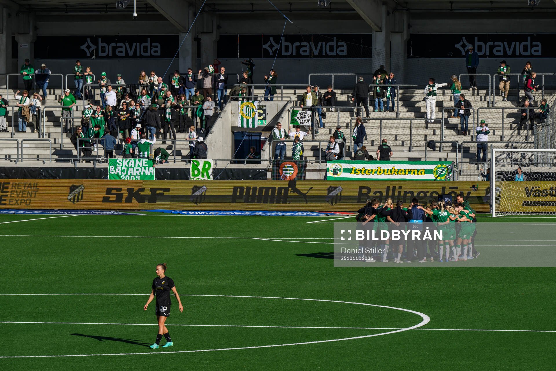Hammarbys spelare samlas i en ring