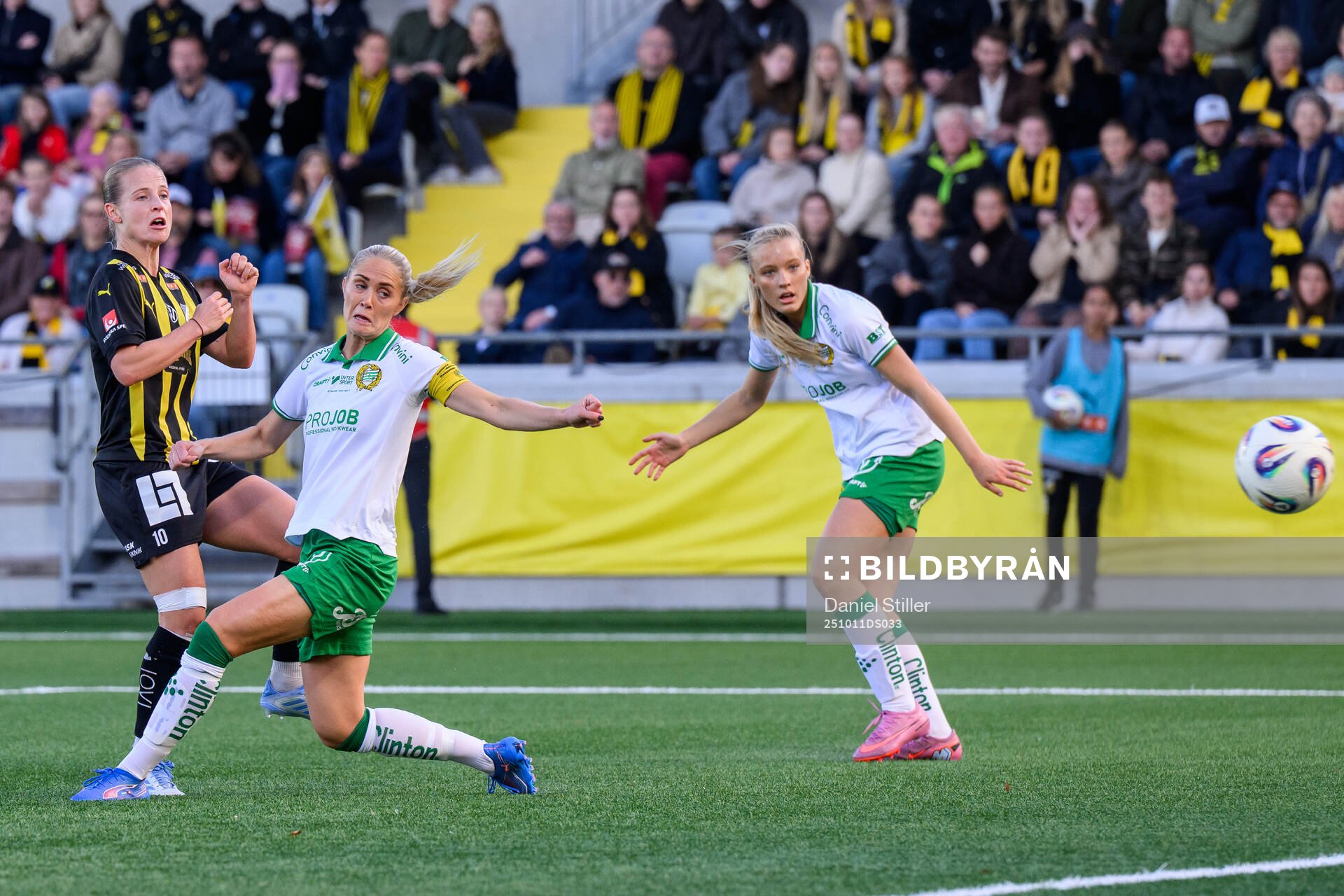 Häckens Anna Anvegård och Hammarbys Emilie Bragstad vid
