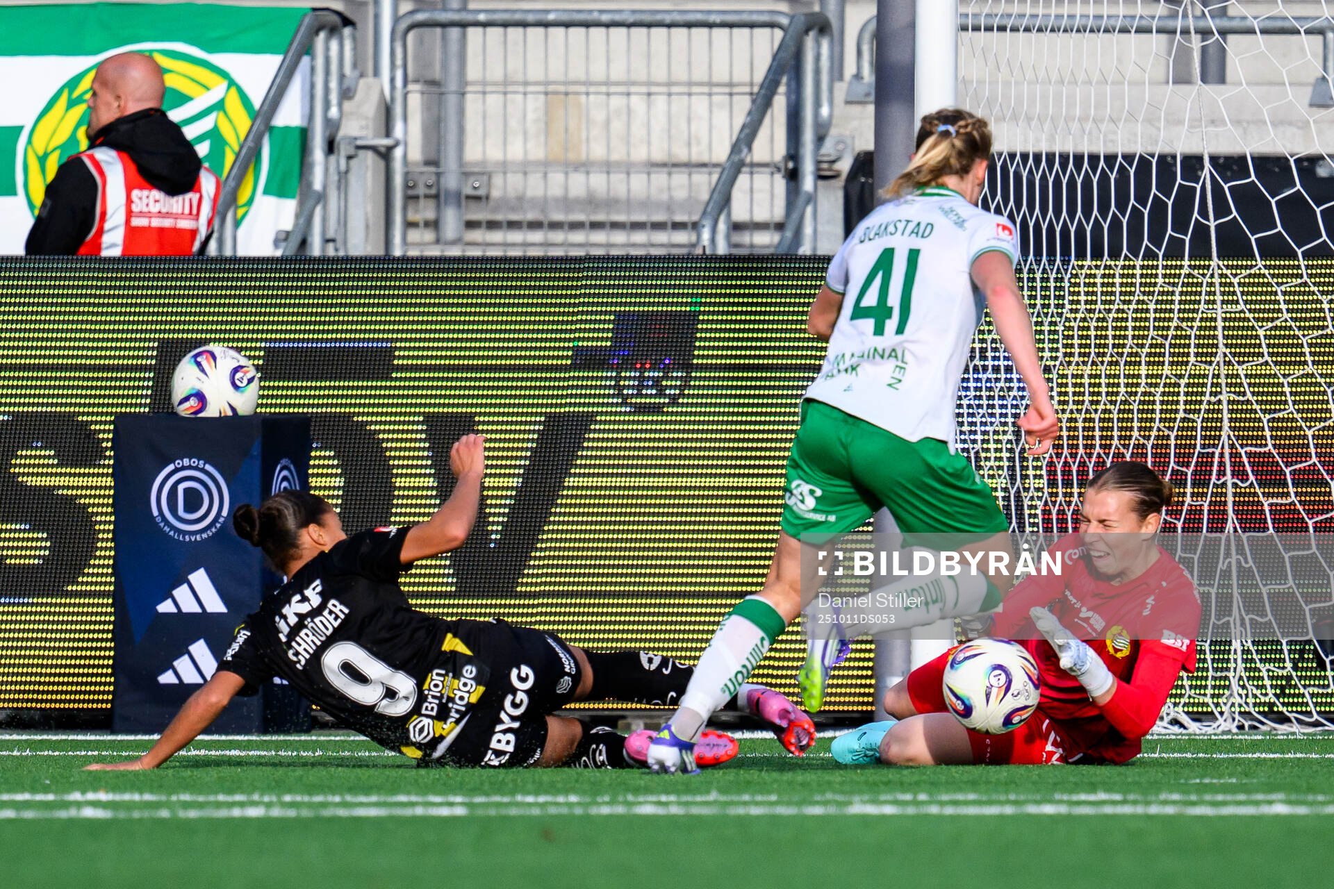 Hammarbys målvakt Melina Loeck och Julie Blakstad mot