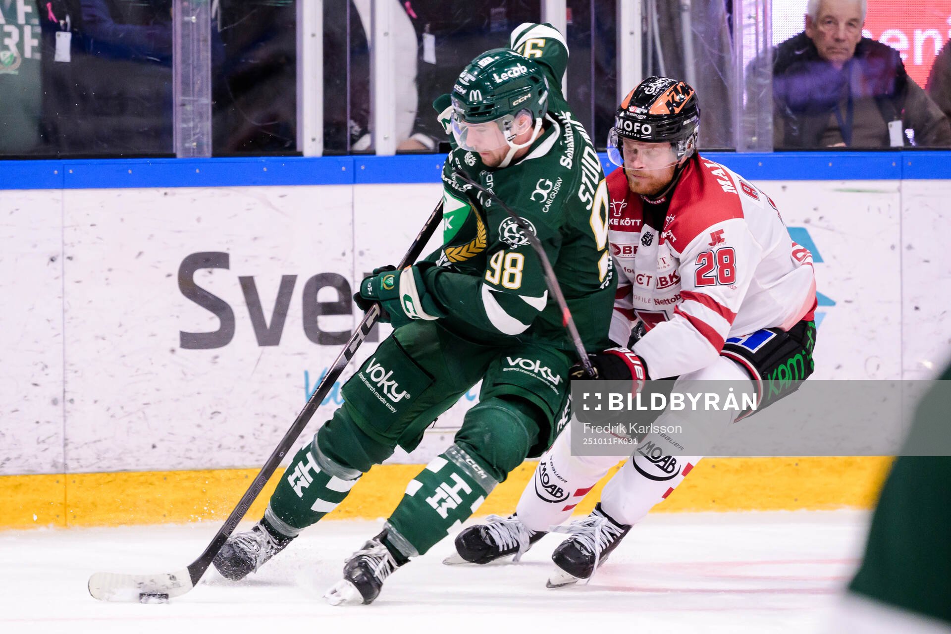 Färjestads Marian Studenic och Örebros Linus Arnesson