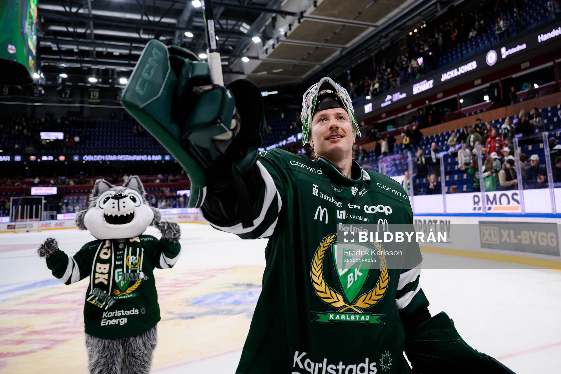 Färjestads målvakt Emil Larmi jublar