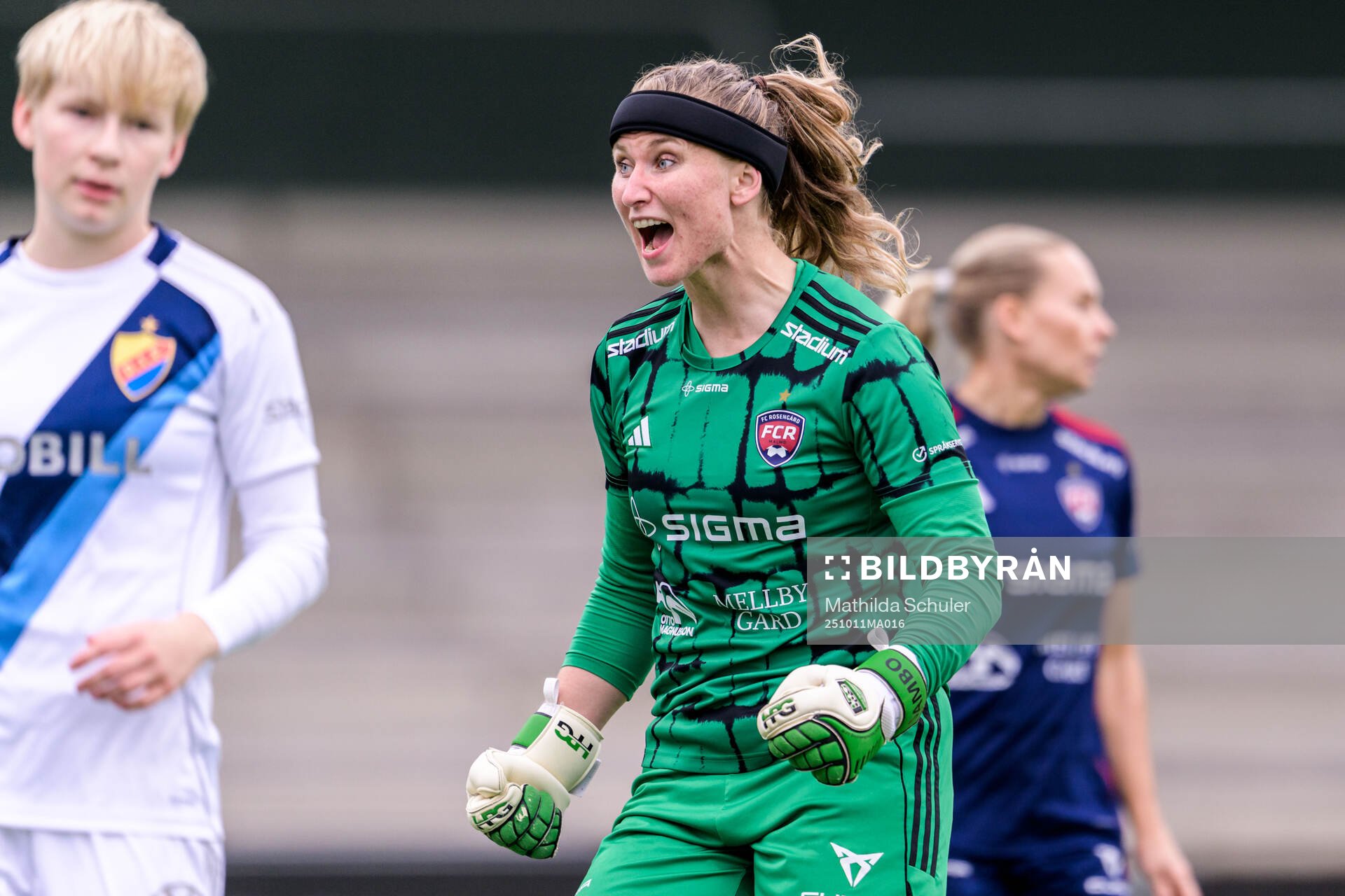 Djurgårdens Olivia Ulenius och Rosengårds målvakt