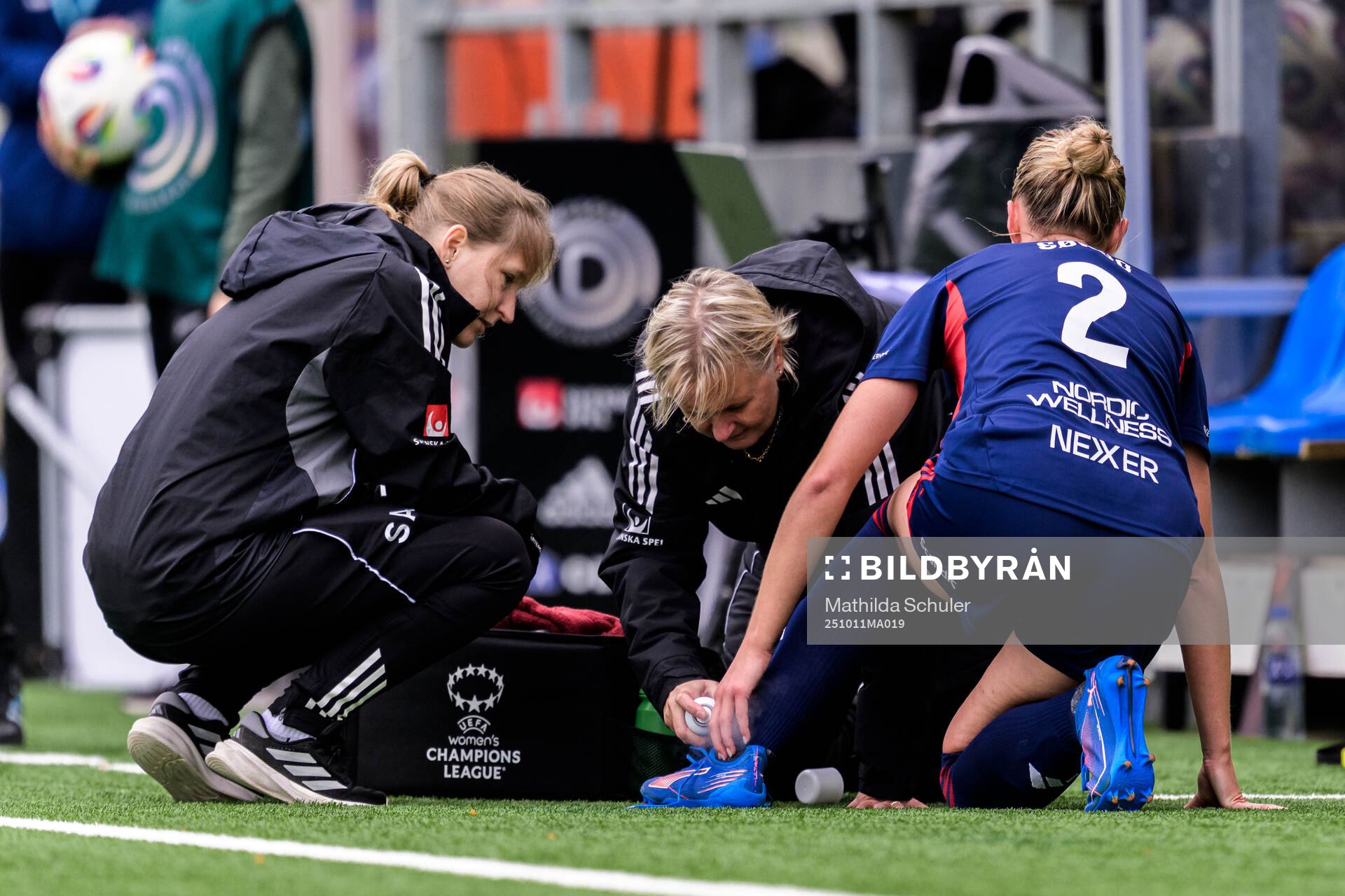 Rosengårds Thea Sørbo får vård av medicinsk personal