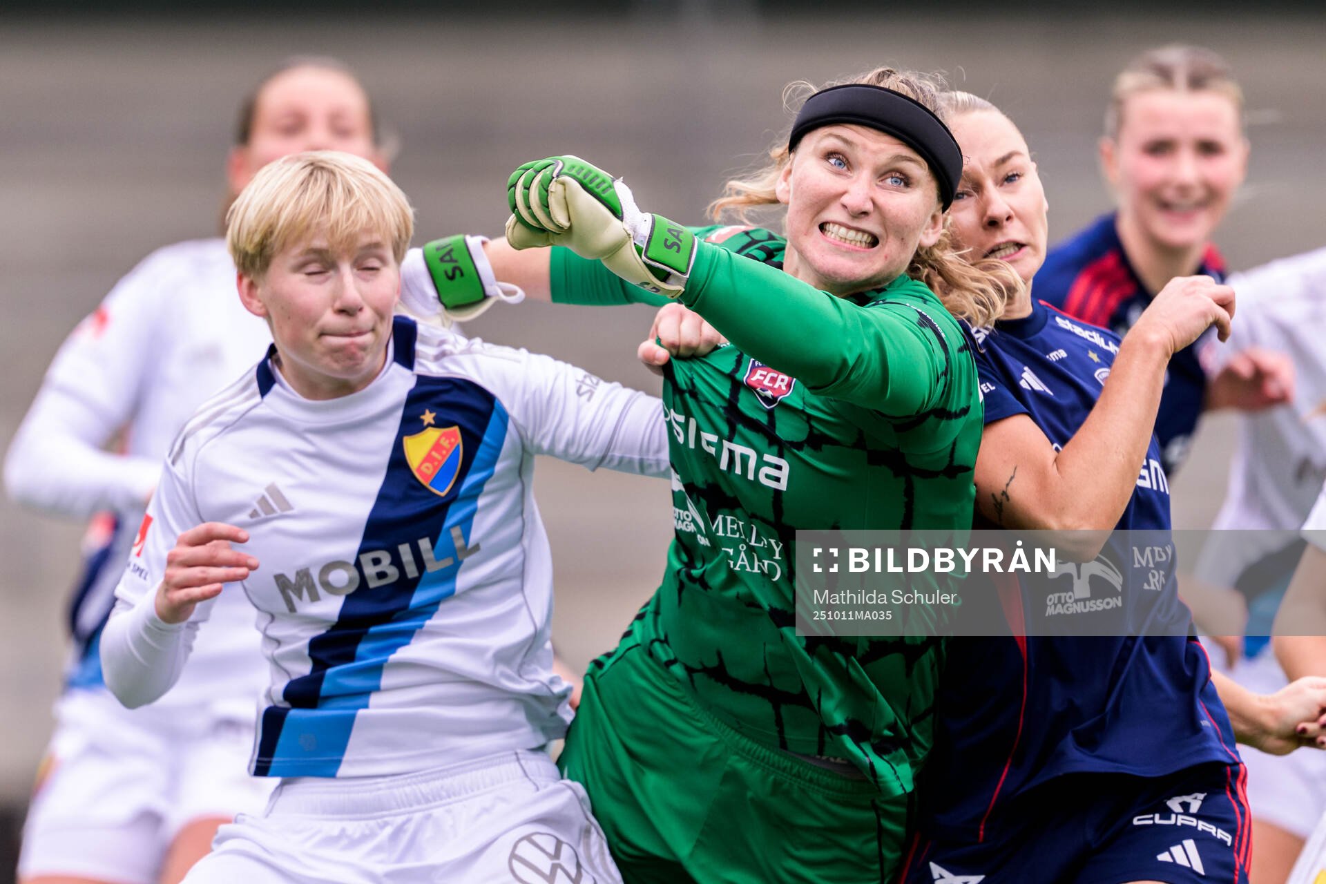 Djurgårdens Olivia Ulenius och Rosengårds målvakt