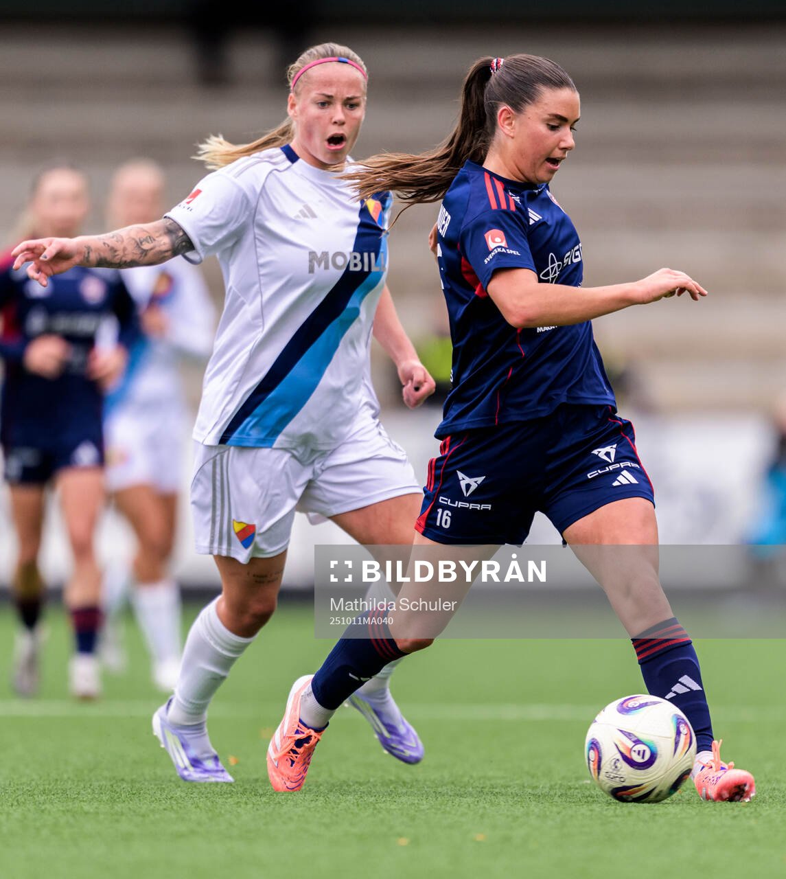 Djurgårdens Therese Åsland och Rosengårds Emilia
