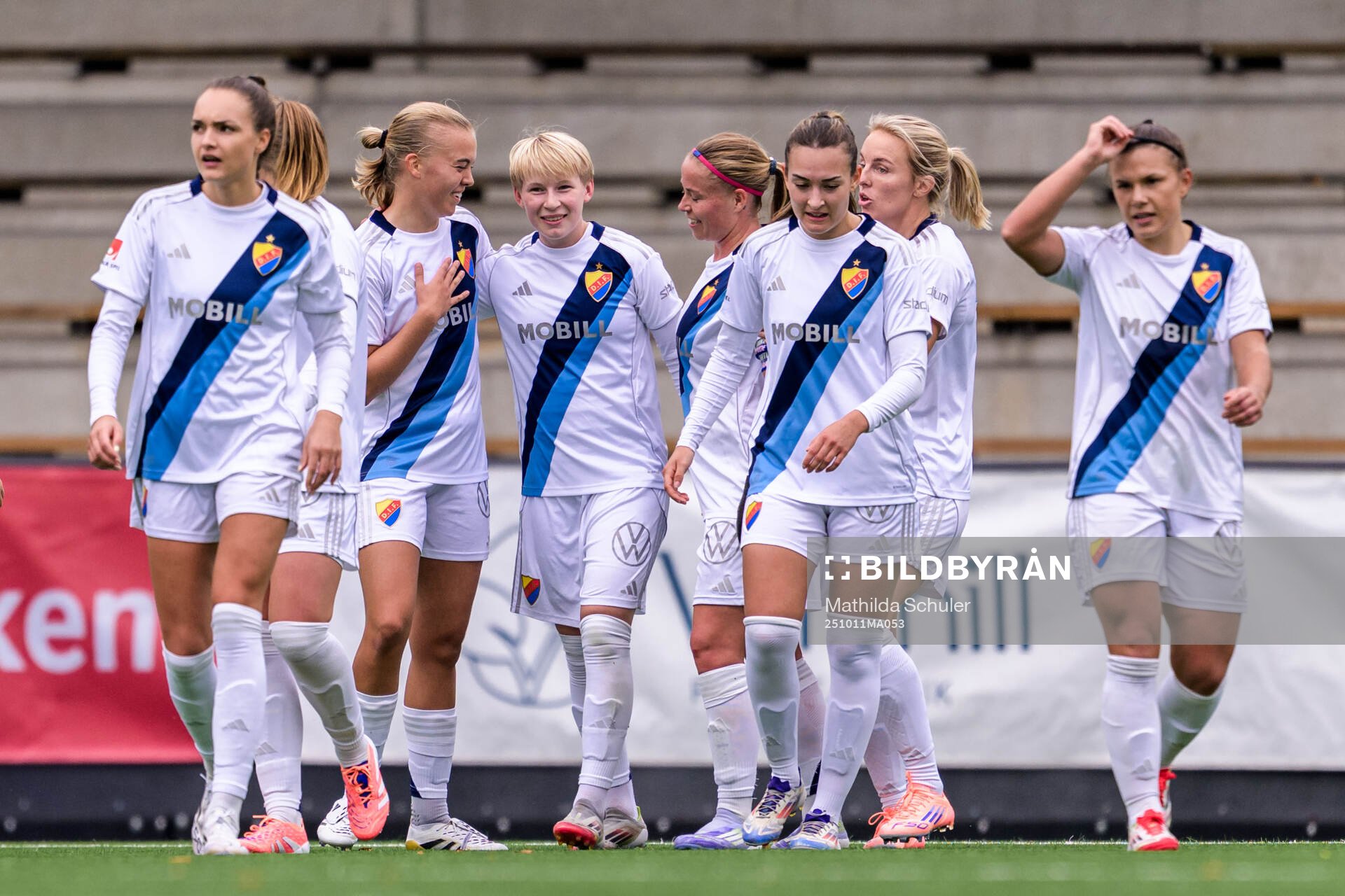 Djurgårdens Elin Westlund och Olivia Ulenius jublar
