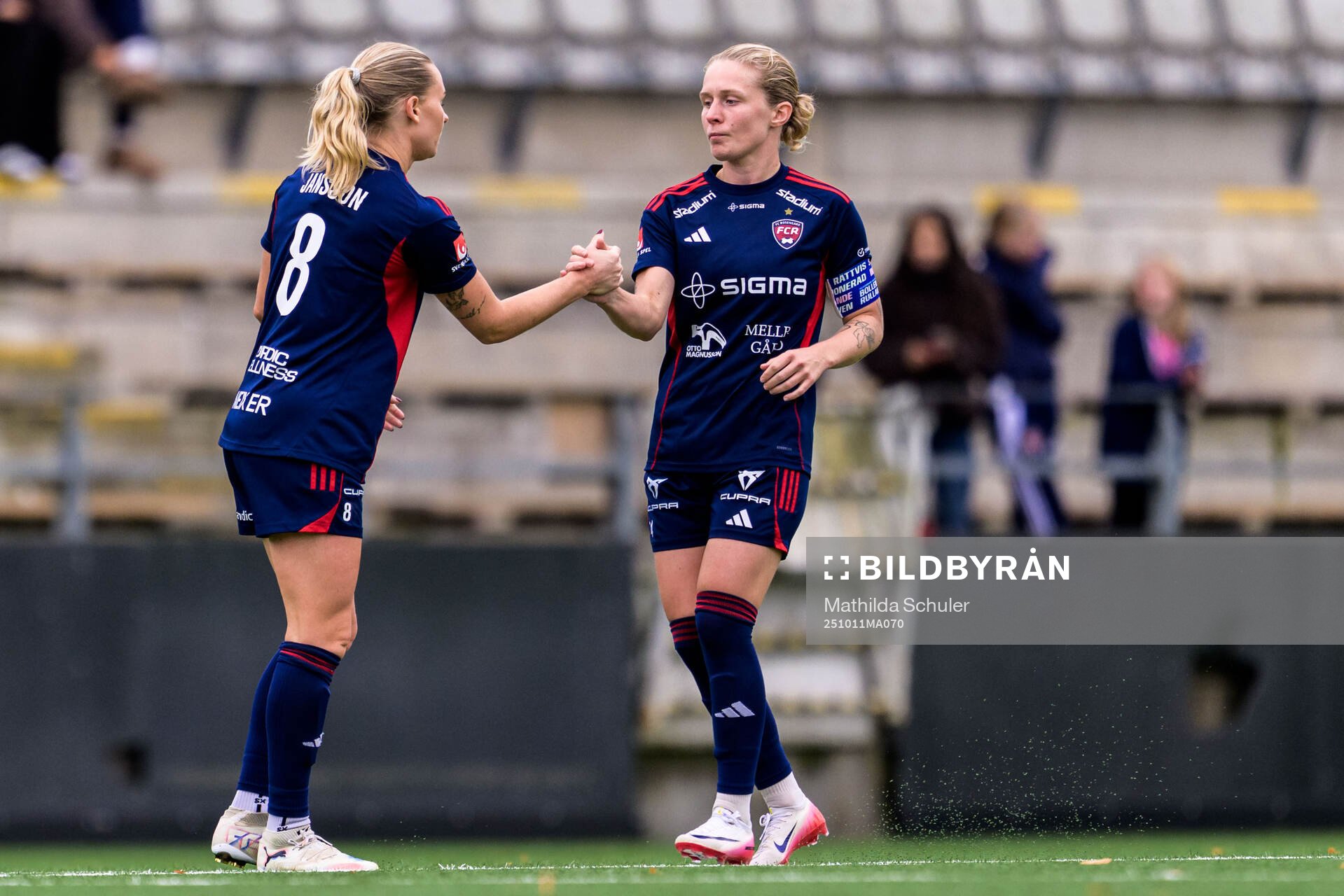 Rosengårds Emma Jansson och Emilia Larsson jublar