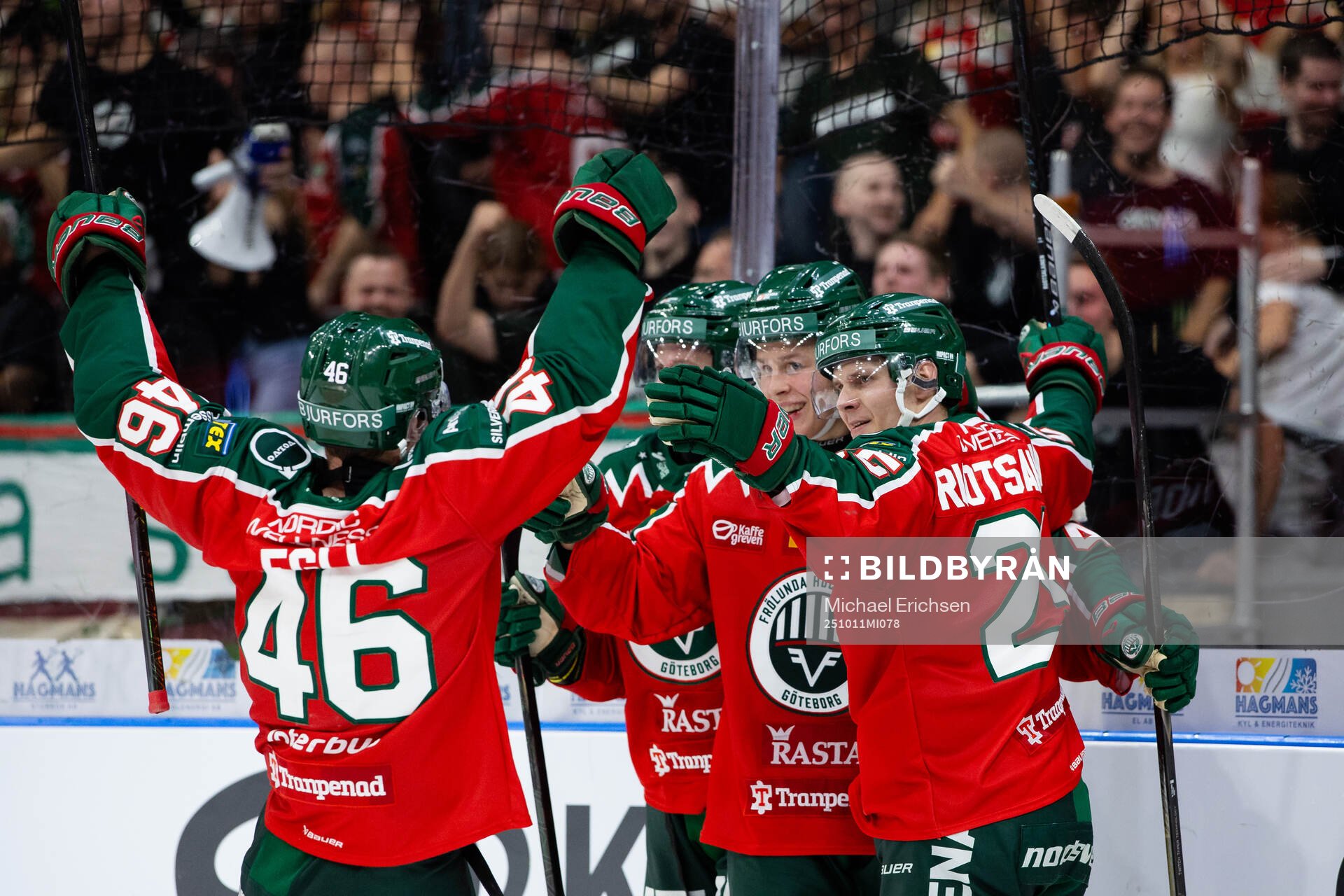 Frölundas Ivar Stenberg jublar ihop med Erik Thorell,