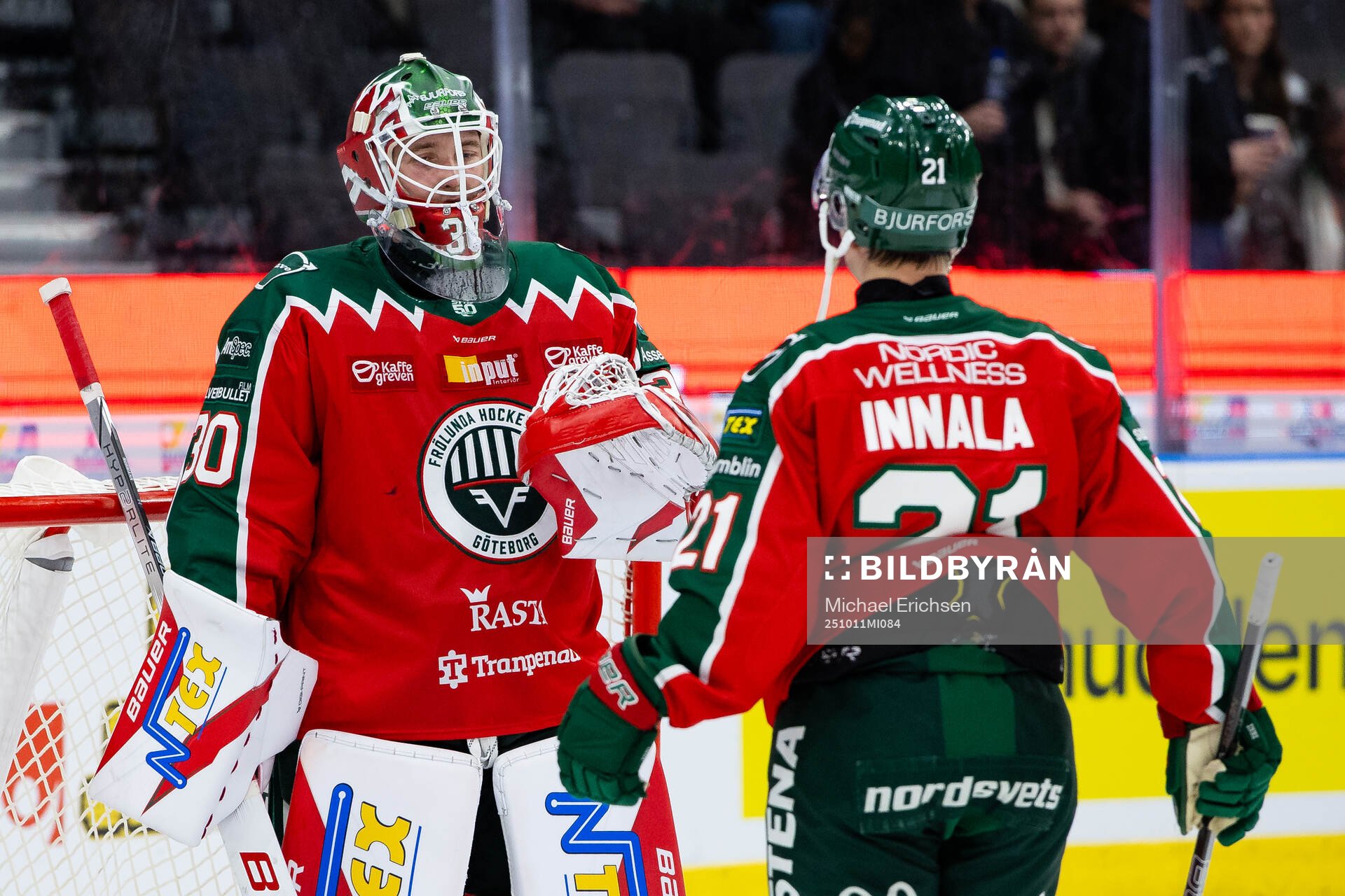 Frölundas målvakt Tobias Normann och Jere Innala jublar