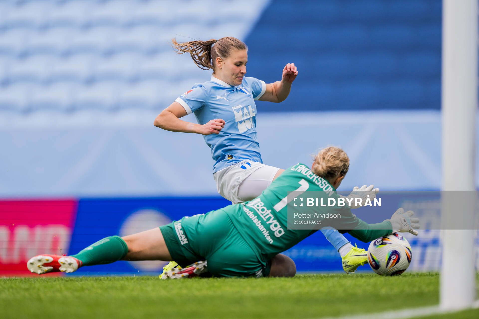 Malmö FFs Katariina Kosola och Linköpings målvakt Cajsa