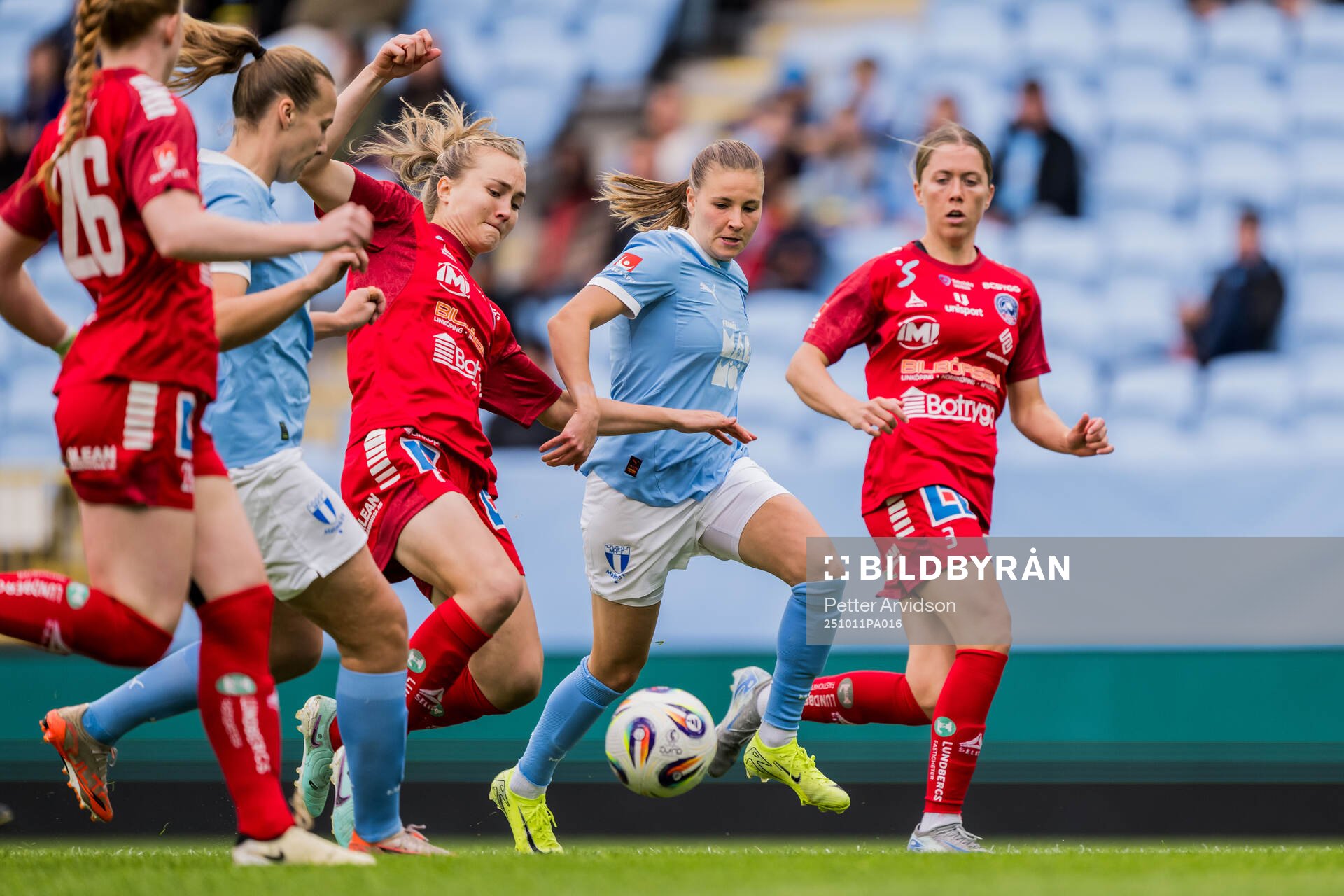 Linköpings Polly Doran och Malmö FFs Katariina Kosola