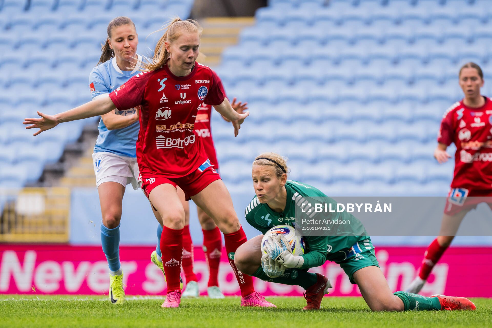 Malmö FFs Katariina Kosola och Linköpings Malin Johnsen