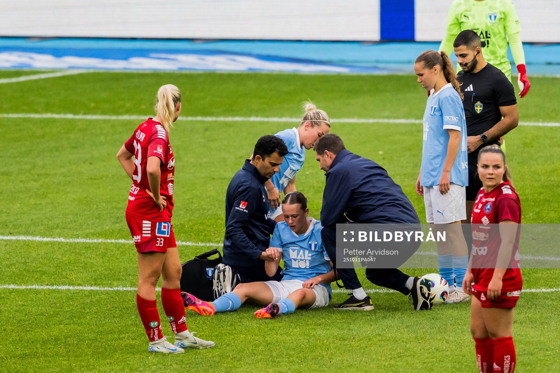 Malmö FFs Lovisa Breland får vård av medicinsk personal