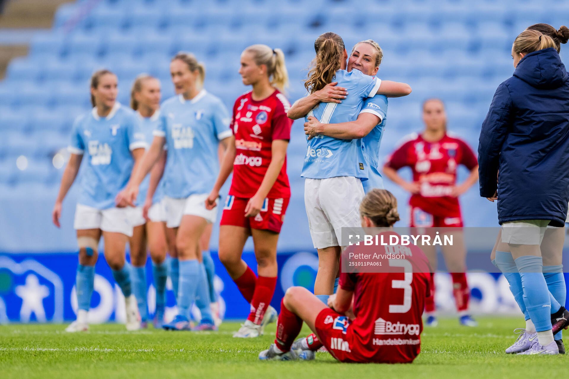 Malmö FFs Karoline Olesen och Mia Persson jublar