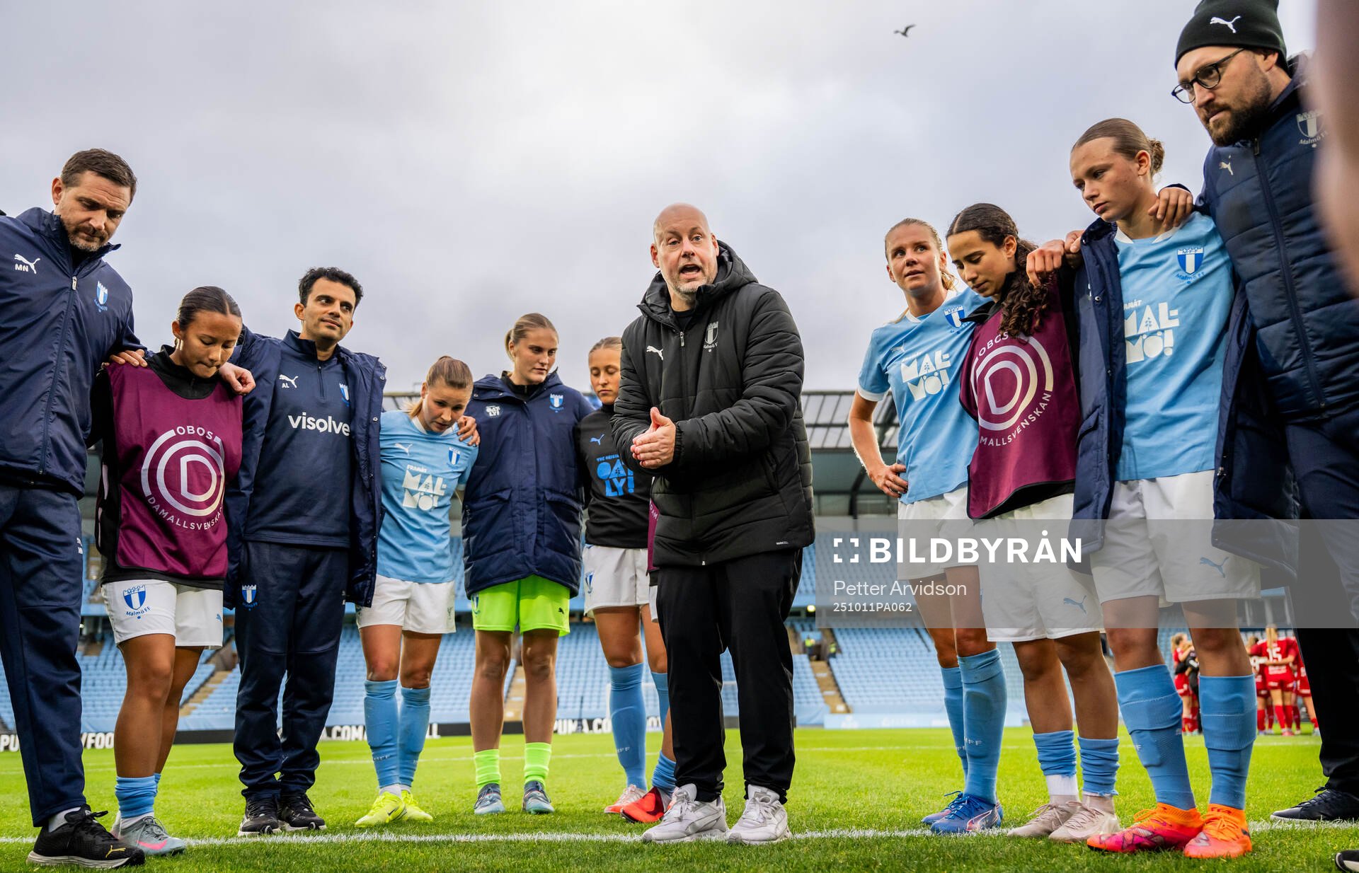 Malmö FFs tränare Jonas Valfridsson samlar spelarna