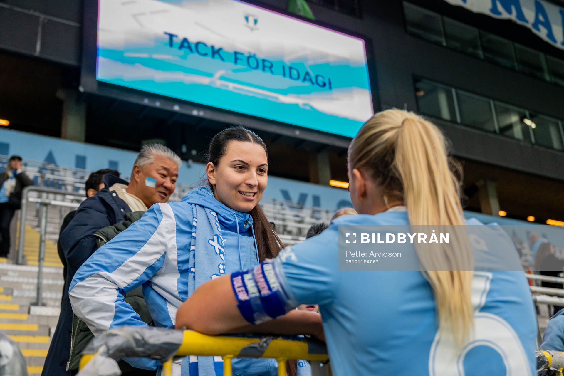 Malmö FFs Nellie Lilja pratar med en supporter